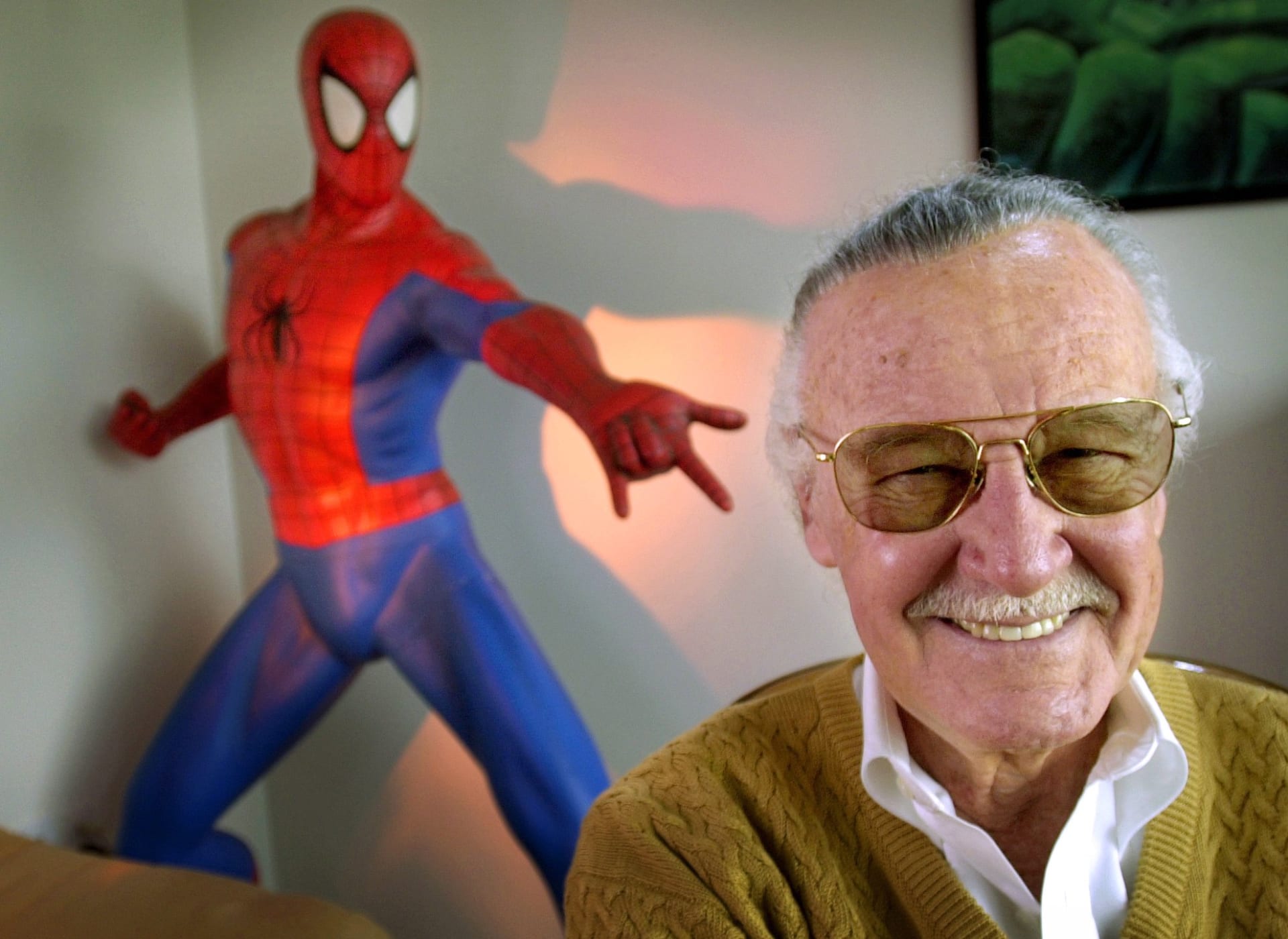 Stan Lee ve své kanceláři s postavou Spider-Mana
