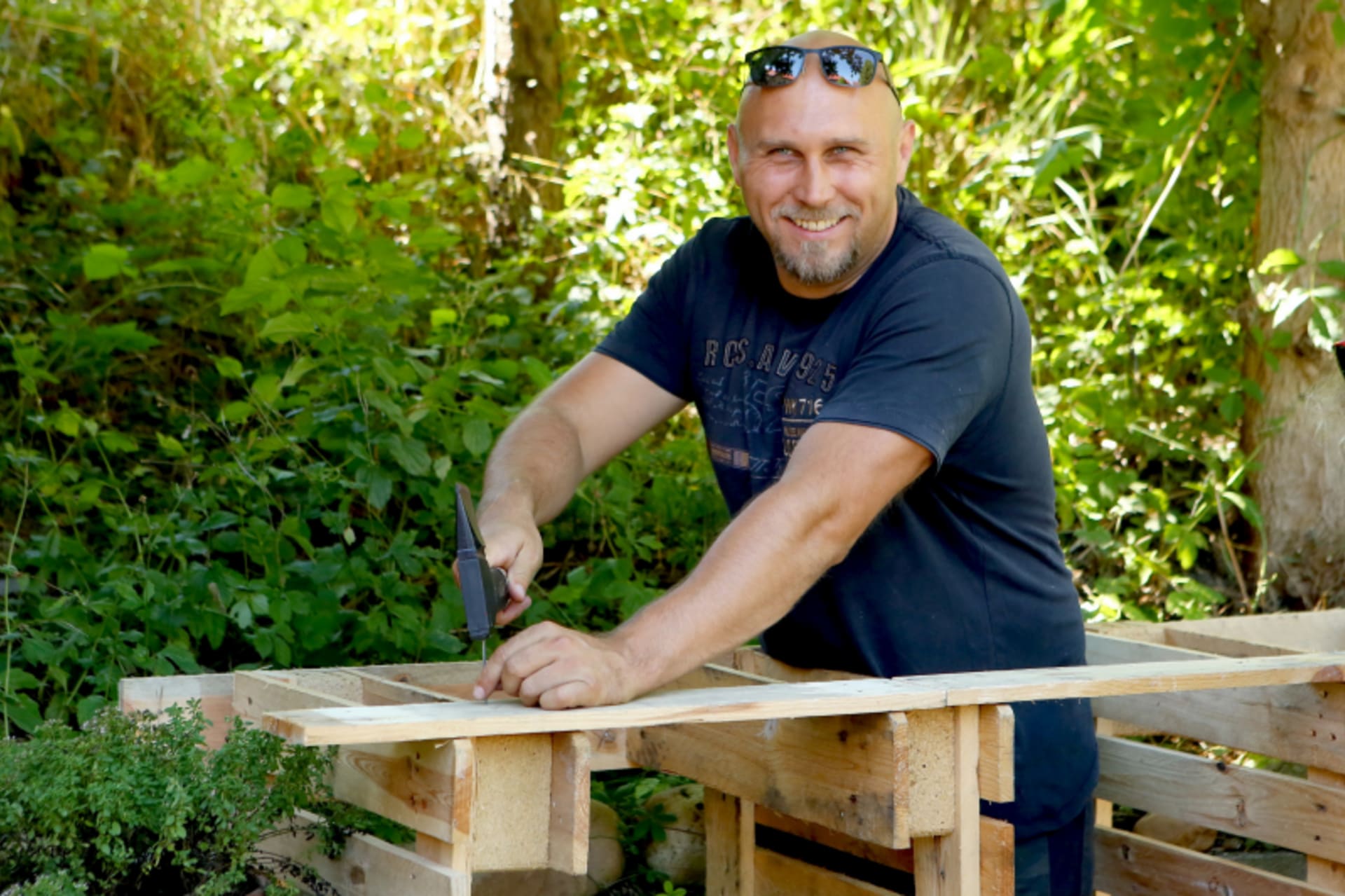 Pavel s Honzou naučí diváky vyrobit si jednoduchý přístřešek na dřevo