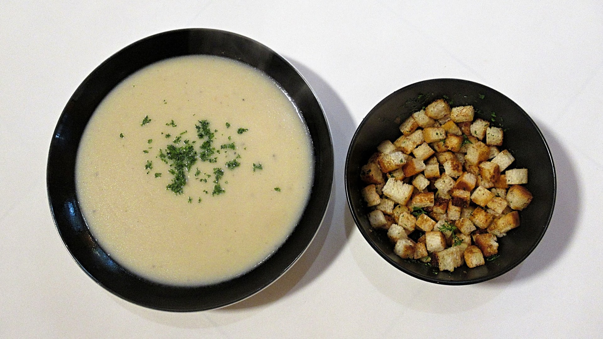 Květáková krémová polévka s máslovo-bylinkovými krutonky