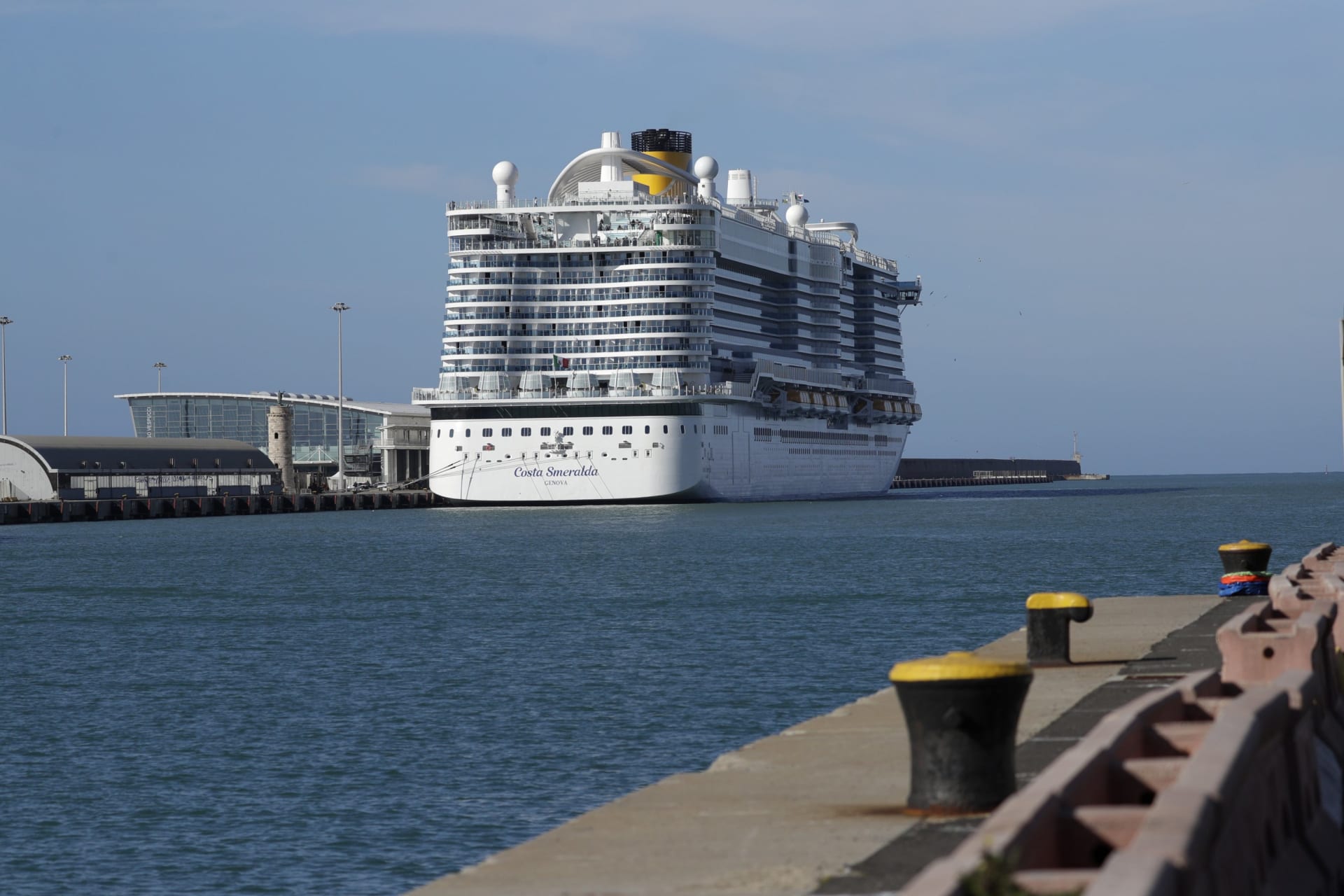 Na italské výletní lodi uvázlo kvůli podezření na koronavirus 7 000 lidí