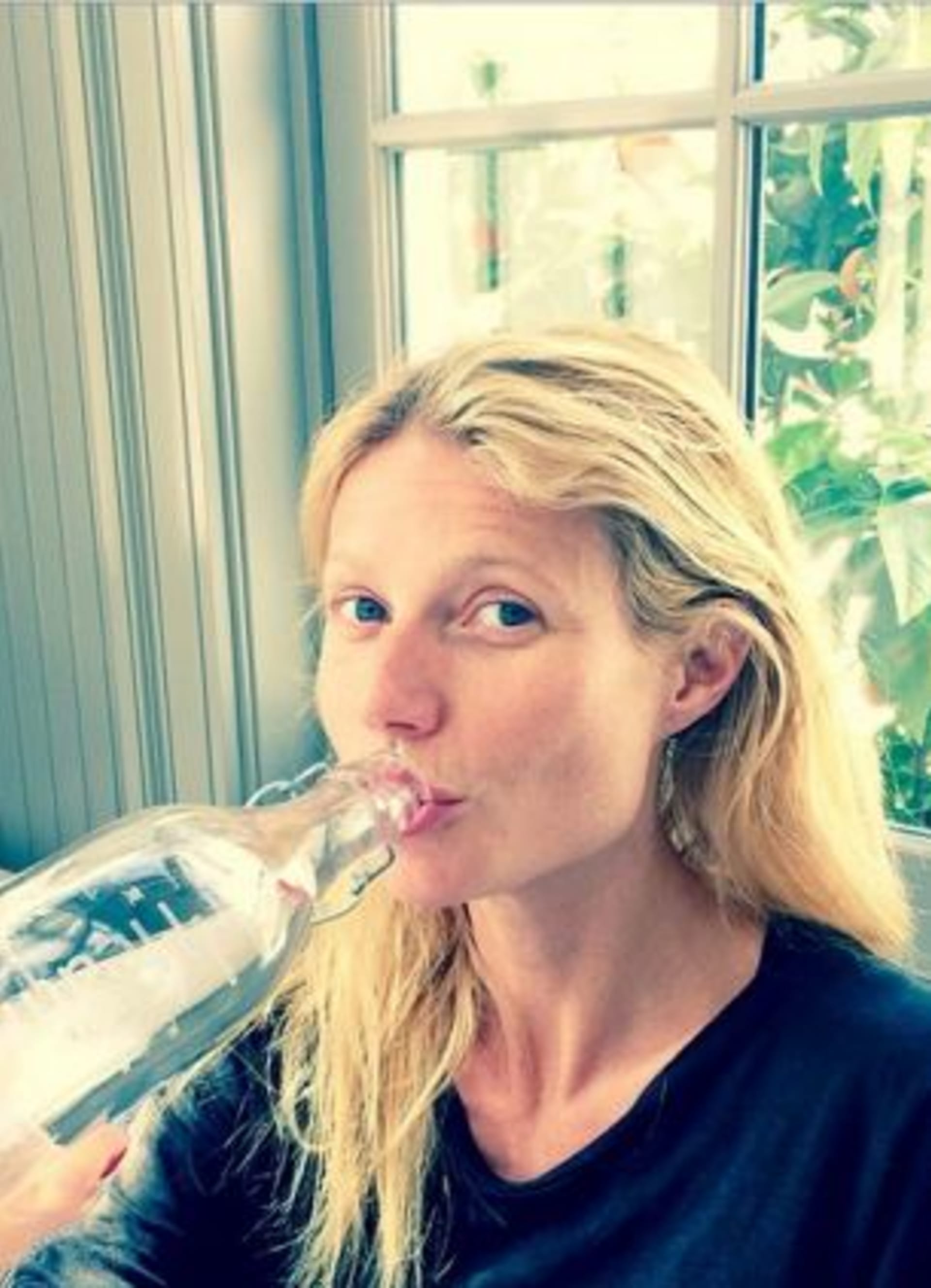 Nenalíčená herečka Gwyneth Paltrow pije vodu