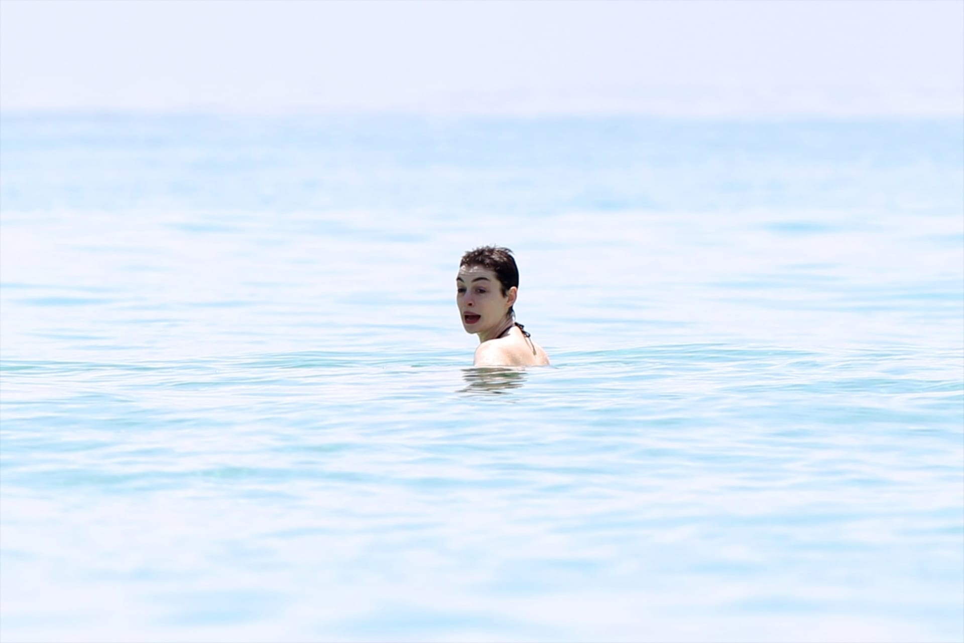 Anne Hathaway se málem utopila na Havaji, když ji strhl mořský proud
