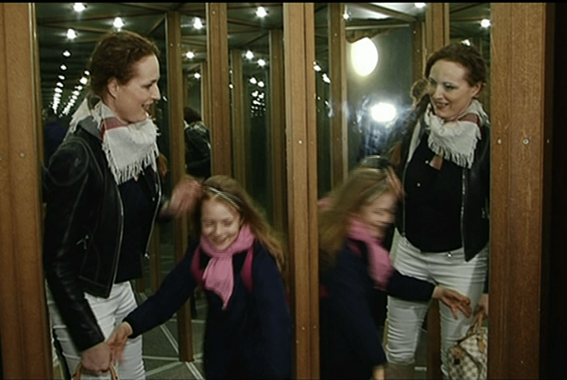 Video VIP zprávy: Herečka Markéta Hrubešová s dcerou Christel vyrazila do bludiště