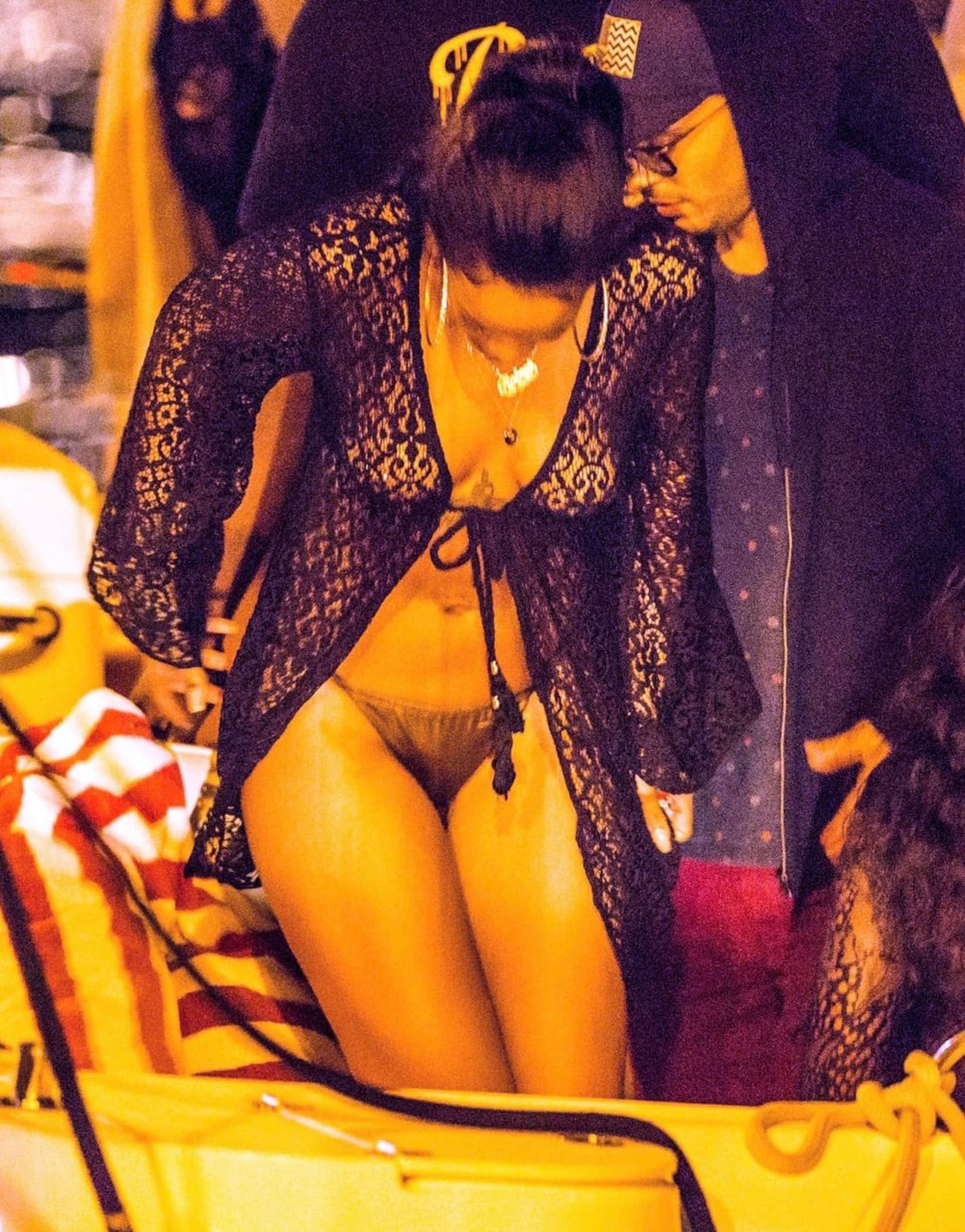 Oblečená neoblečená Rihanna