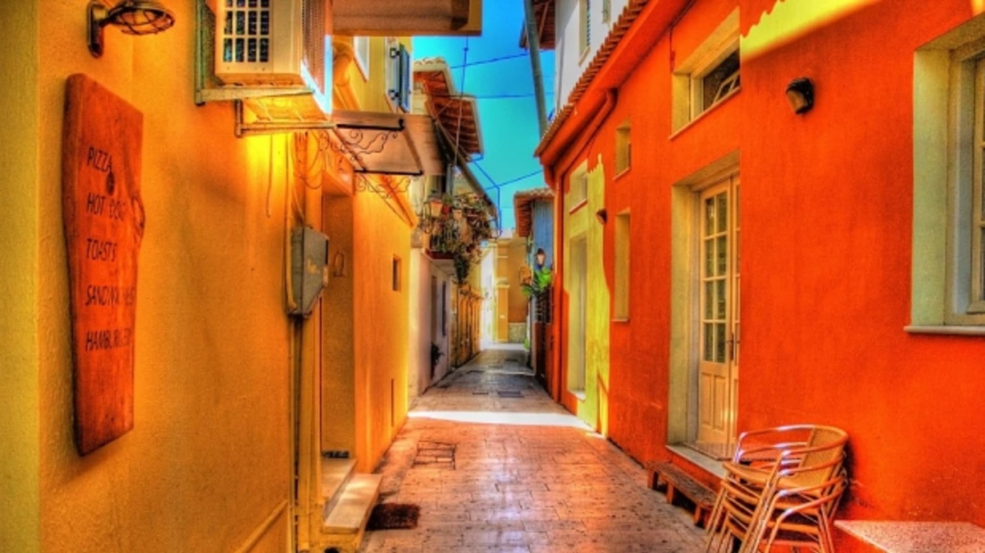 Večerní uličky v řeckých městečkách jsou romantikou doslova prosycené. FOTO: CK Alex
