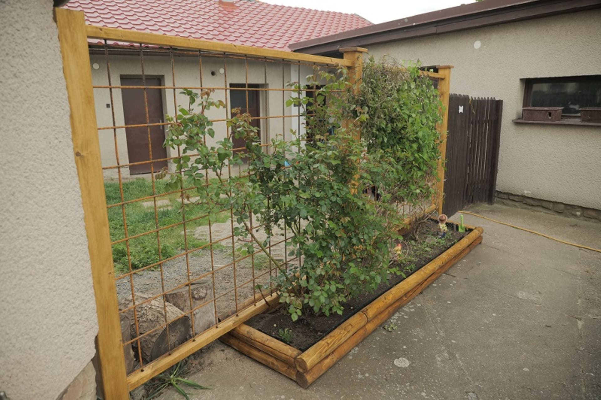 Pepa Libický vyrobí nový plot ze dřeva a kari sítí