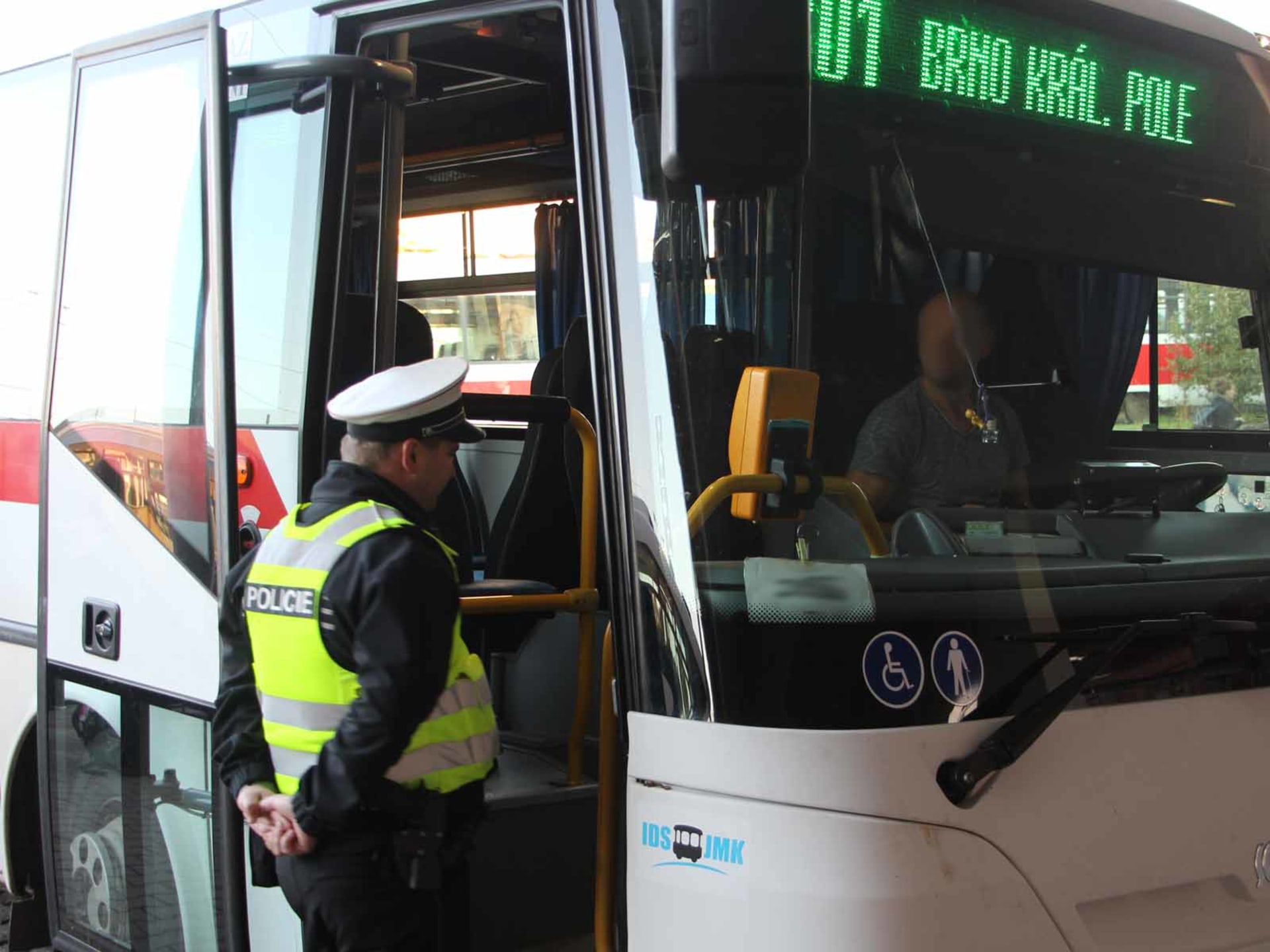 Policie kontrolovala řidiče autobusů