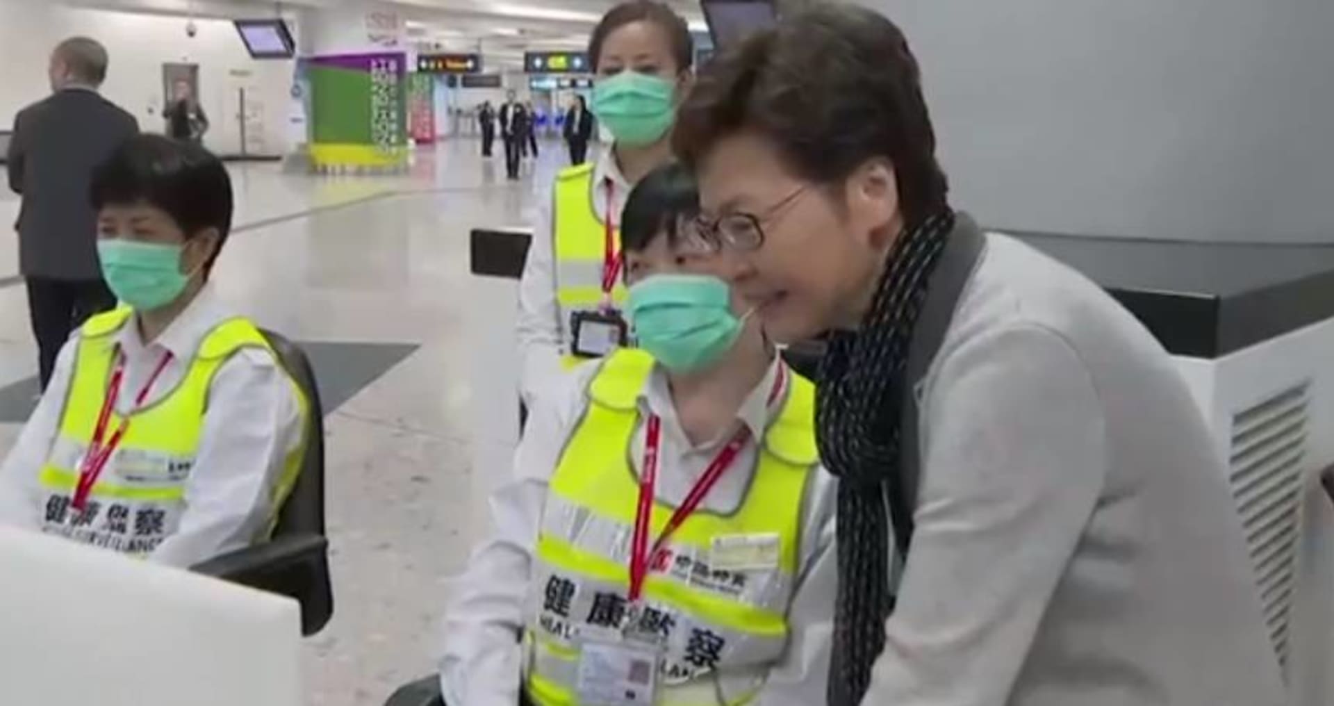 Správkyně Hongkongu Carrie Lamová na hongkongském letišti