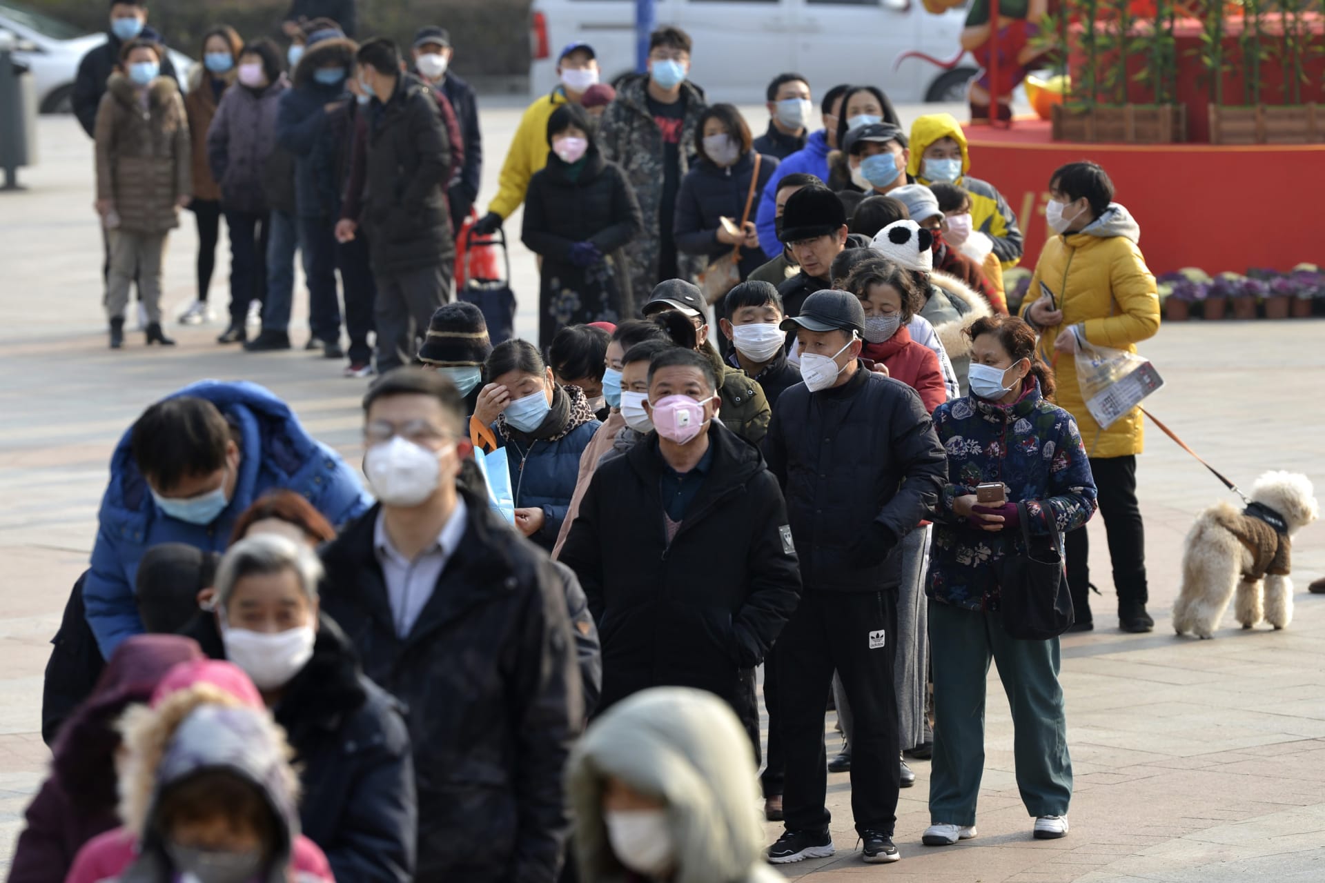 Lidé stojí frontu před lékárnou v čínském městě Nanking