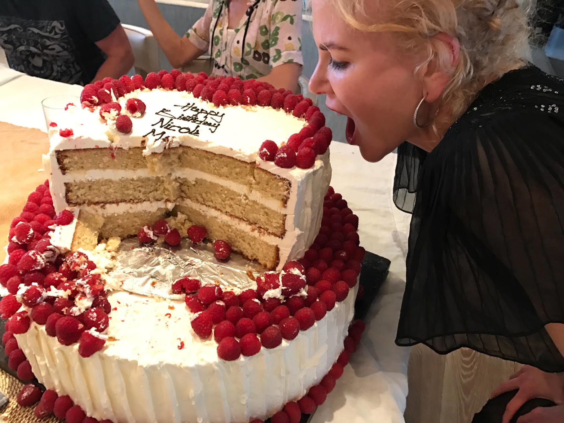 Nicole Kidman se do dortu padesátnice zakousla s chutí.