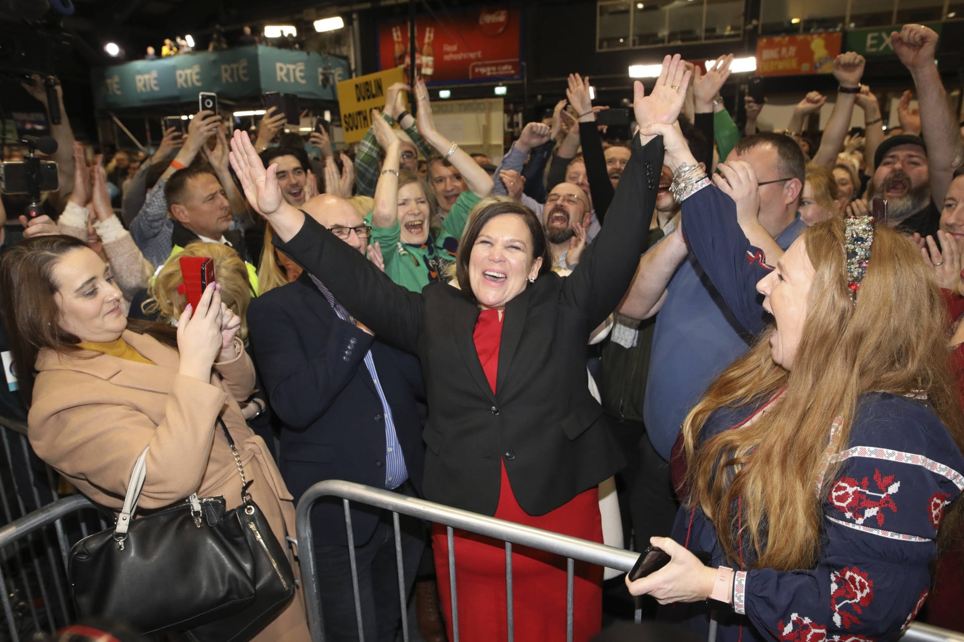 Mary Lou McDonaldová z Sinn Fei slaví se svými příznivci