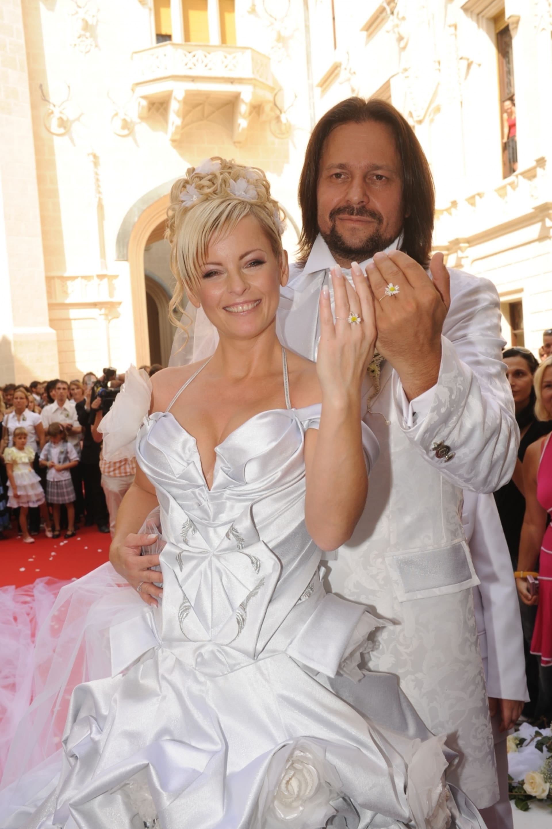Iveta Bartošová se v roce 2008 provdala za Jiřího Pomeje. 