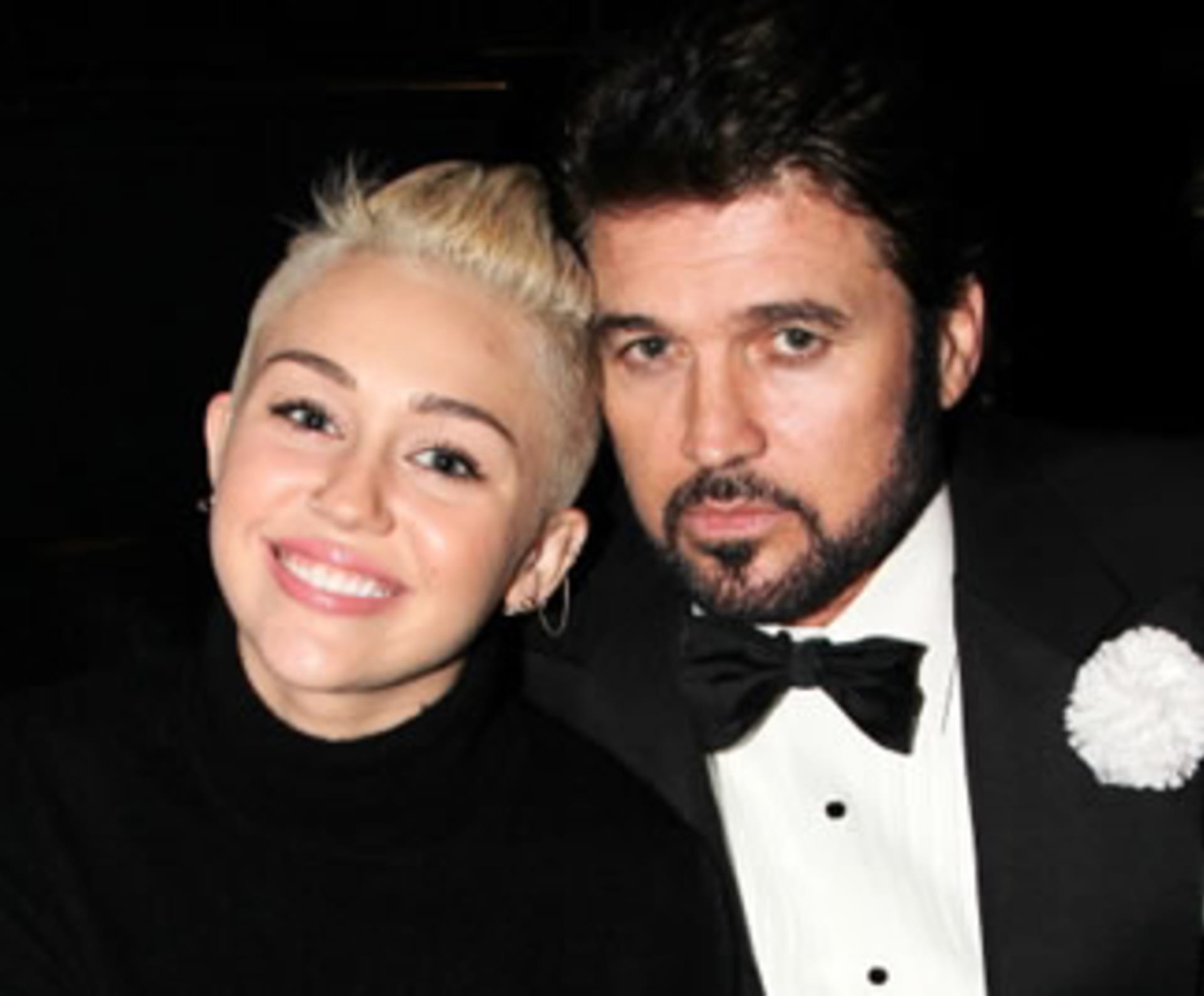 Miley Cyrus a její otec Billy Ray vypadají spíš jako partneři než jako otec s dcerou