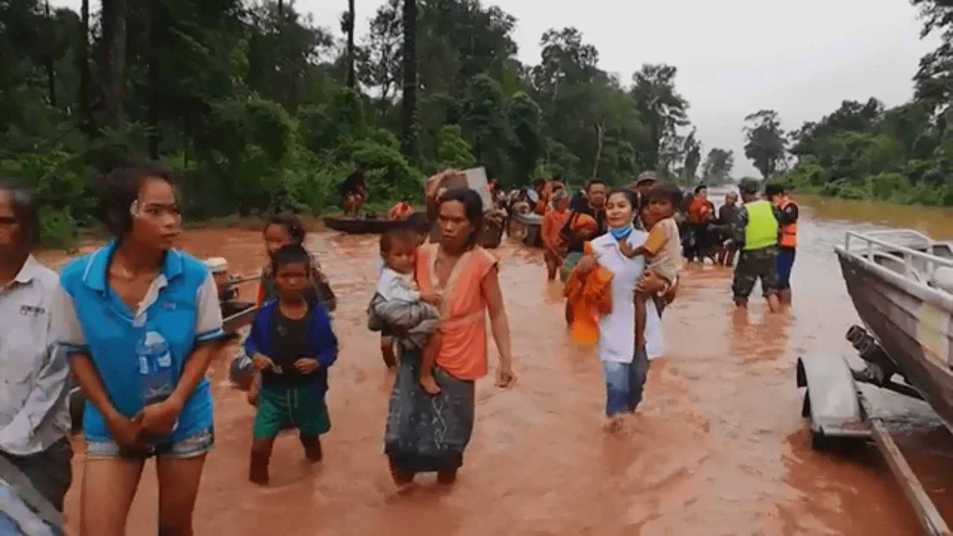 V Laosu se protrhla přehrada