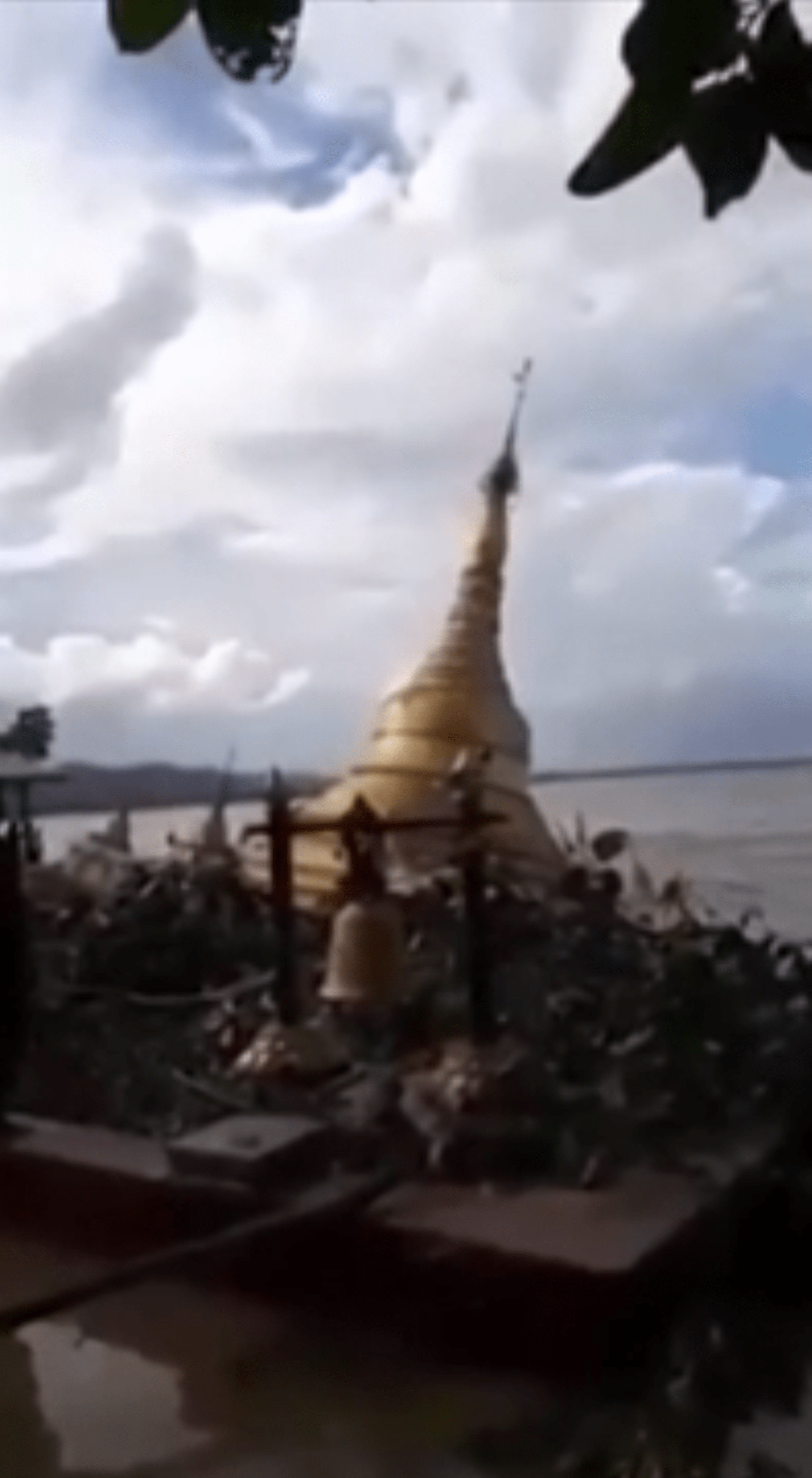Rozvodněná řeka v Barmě pohltila pagodu