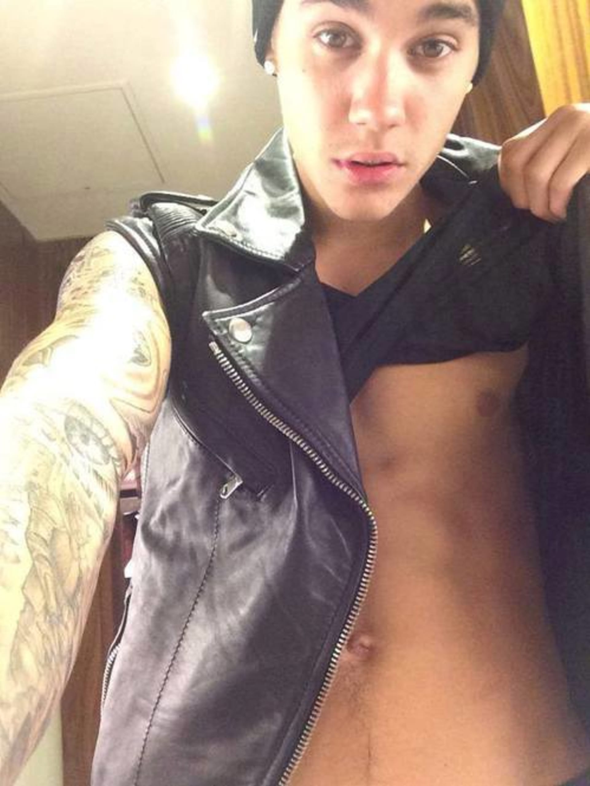 Justin Bieber se rád chlubí svým tělem