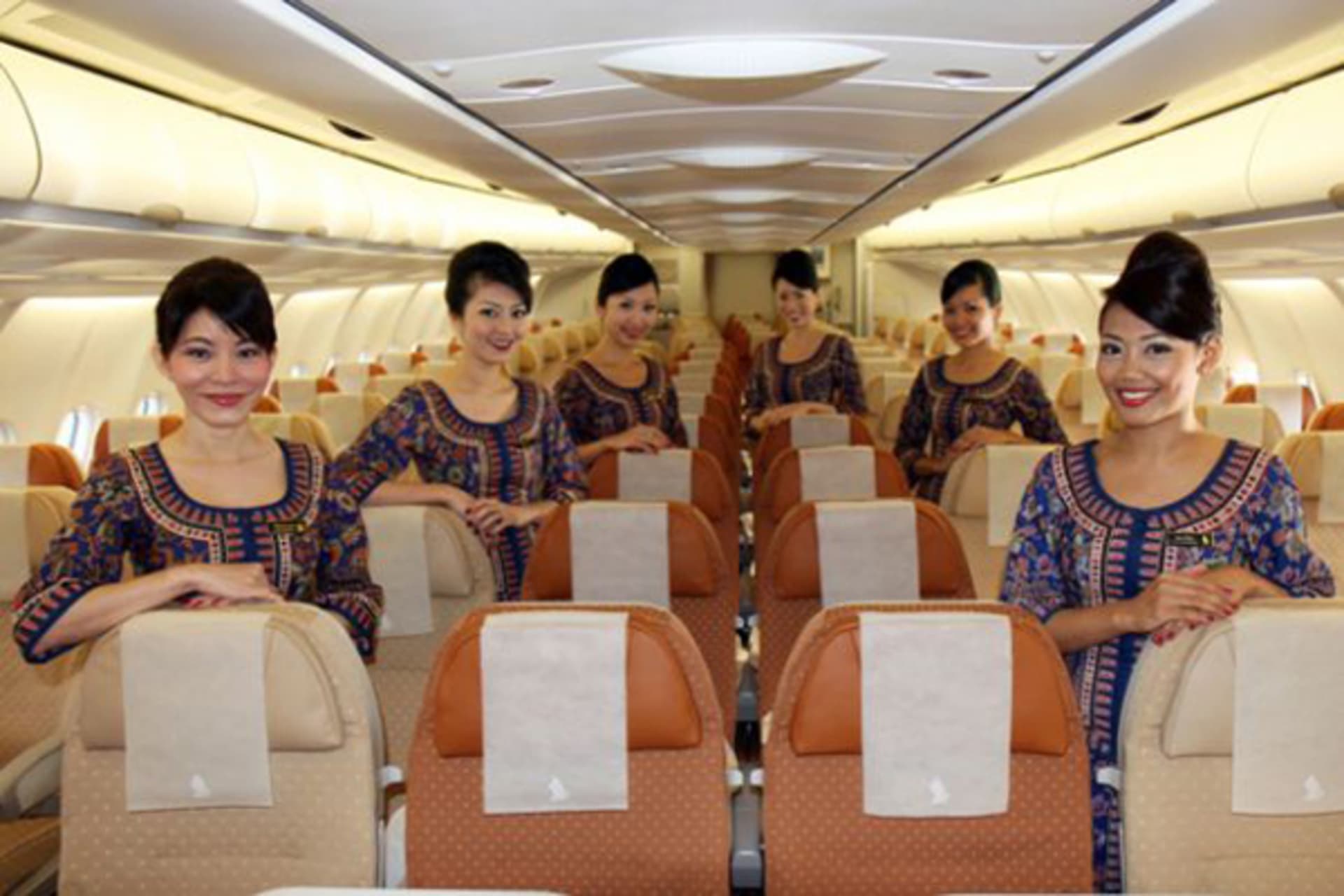 Letušky ze Singapore Airlines mají navíc i krásné kostýmky