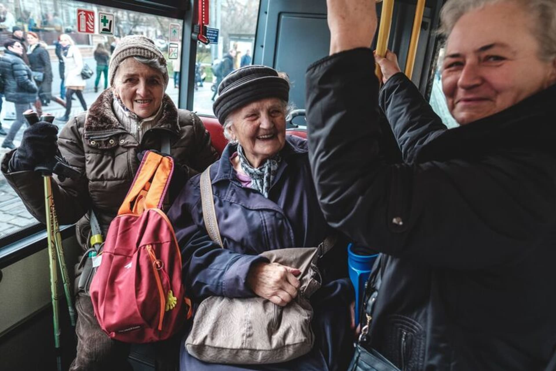 Stovky osamělých a hendikepovaných seniorů vyrazily na předvánoční projížďku Prahou