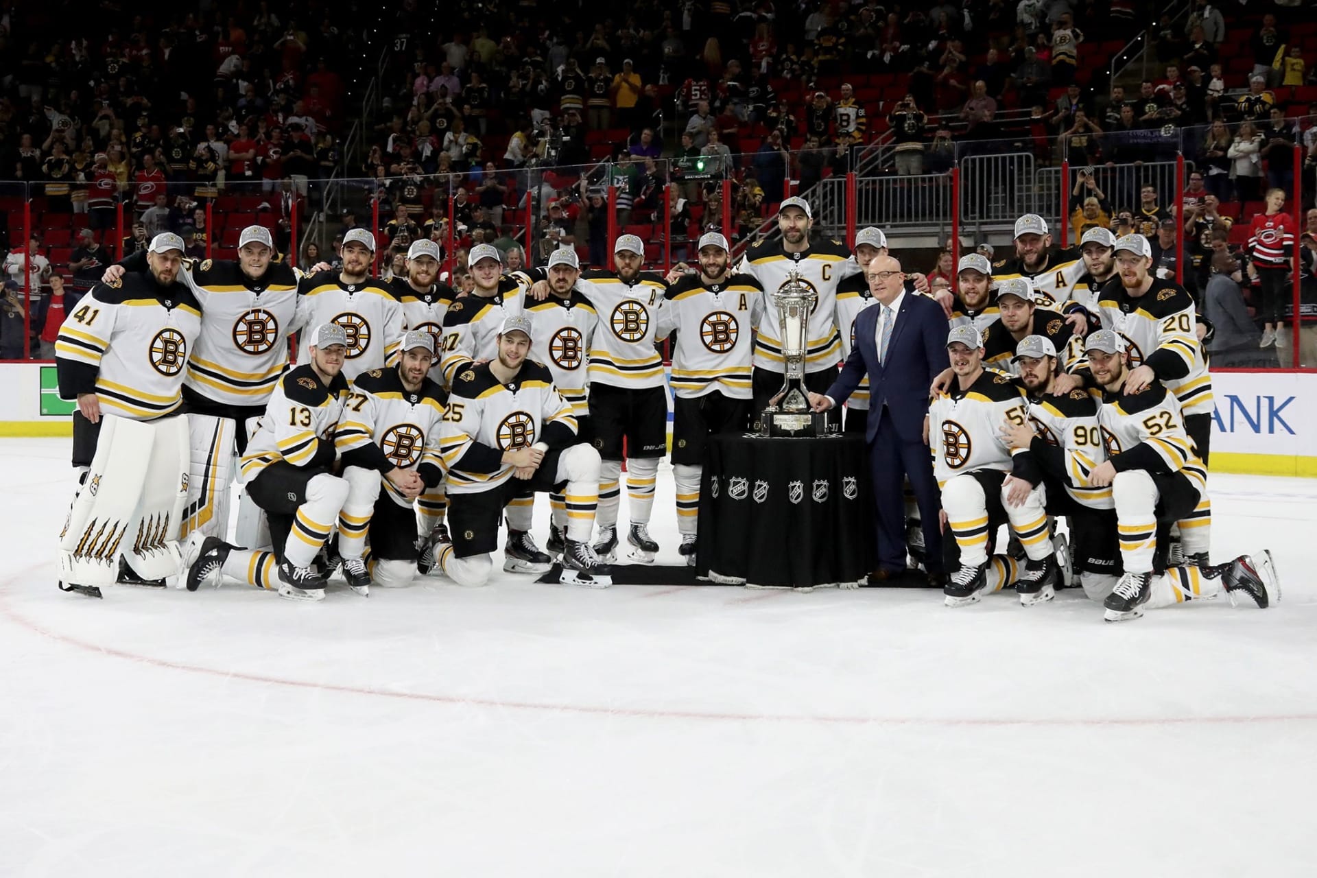 Boston Bruins s pohárem pro vítěze konference