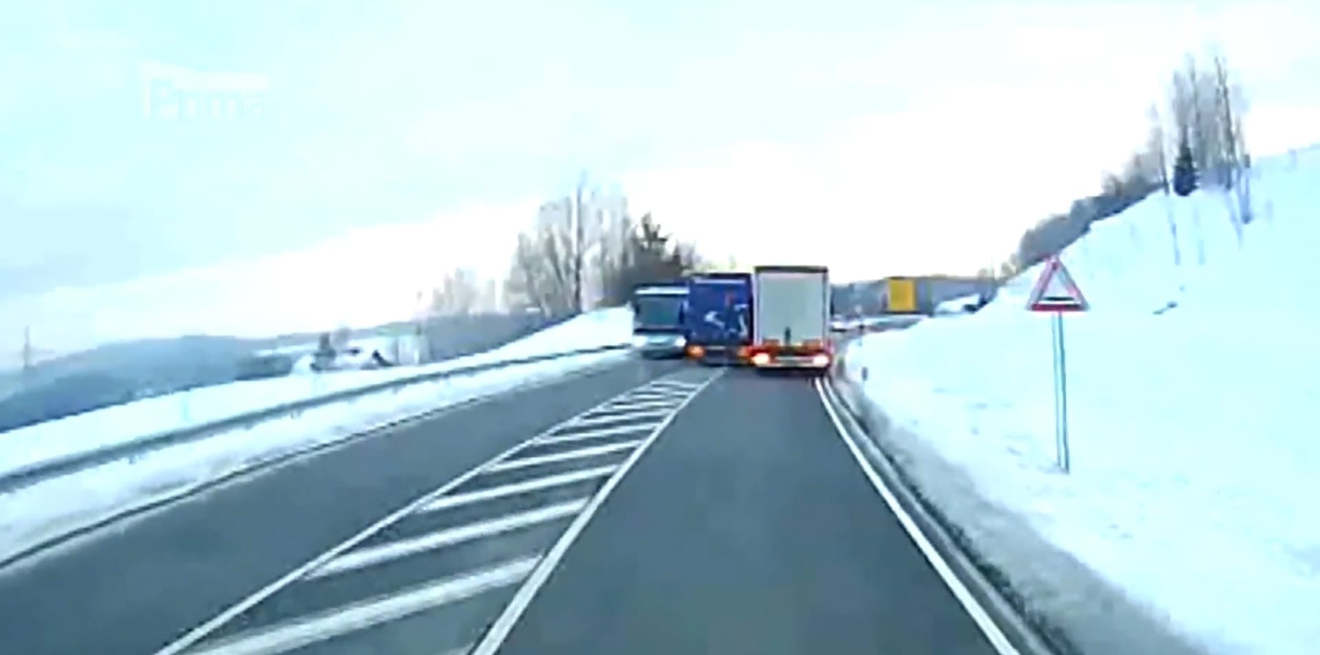 Nebezpečný předjížděcí manévr českého řidiče