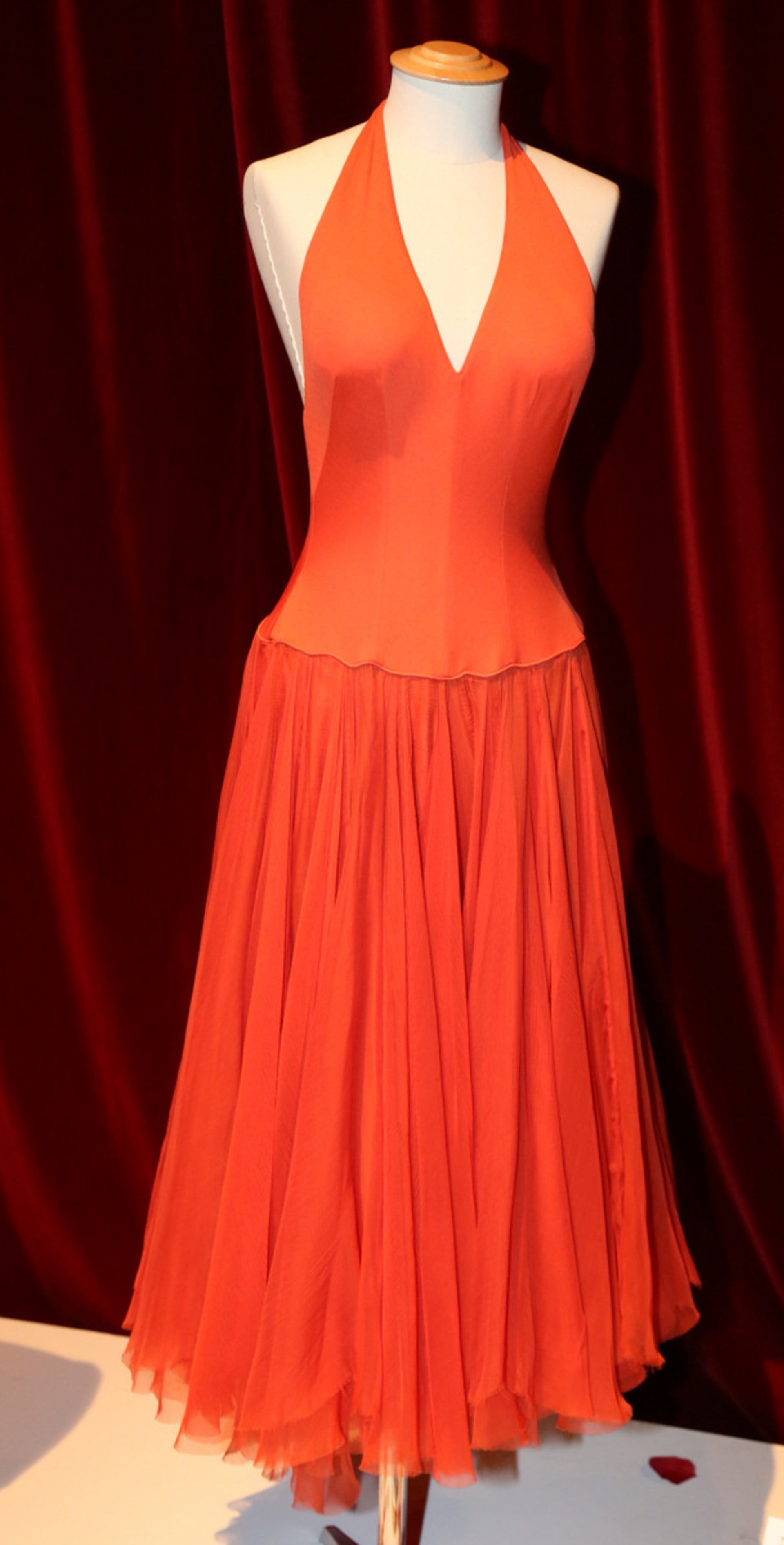 V oranžovočervených šatech Marilyn vyfotili do časopisu Life