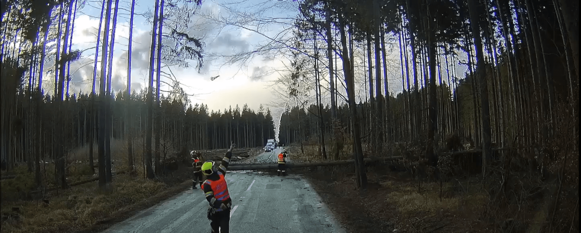 Dobrovolní hasiči unikli jen o chvíli padajícím stromům, které pokácel silný vítr