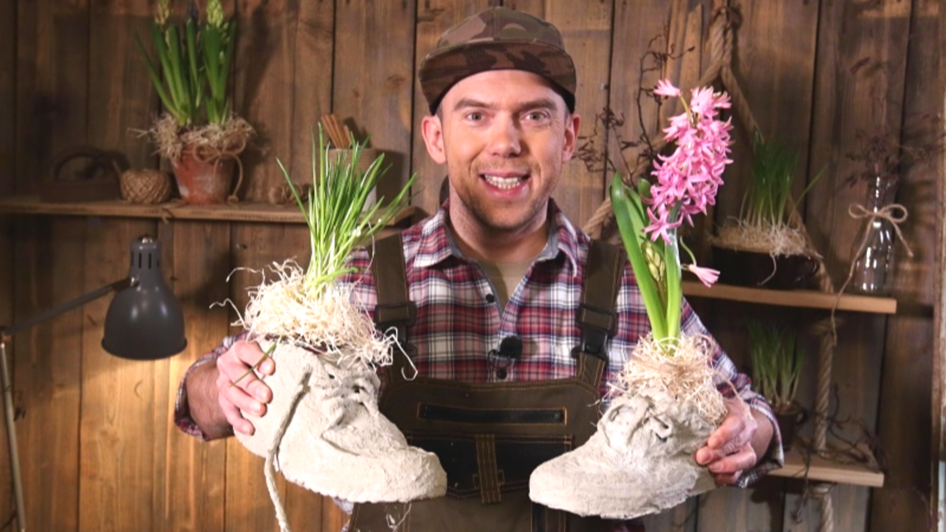 Vychytávky Ládi Hrušky:  ze starých bot můžete vykouzlit stylový květináč