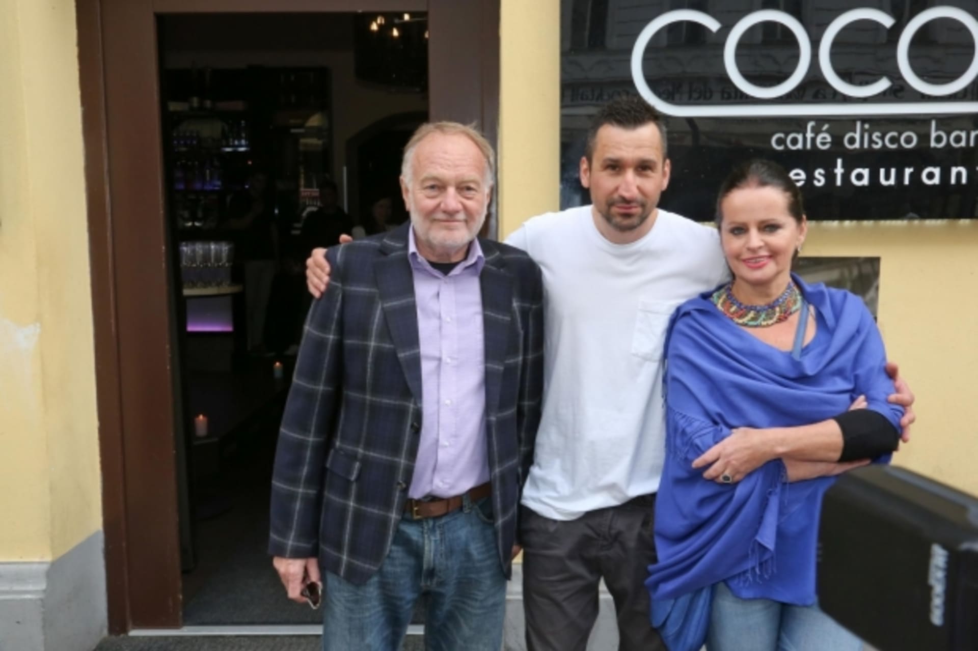 Luděk a Adriena Sobotová s DJem Uwou v jeho Coco