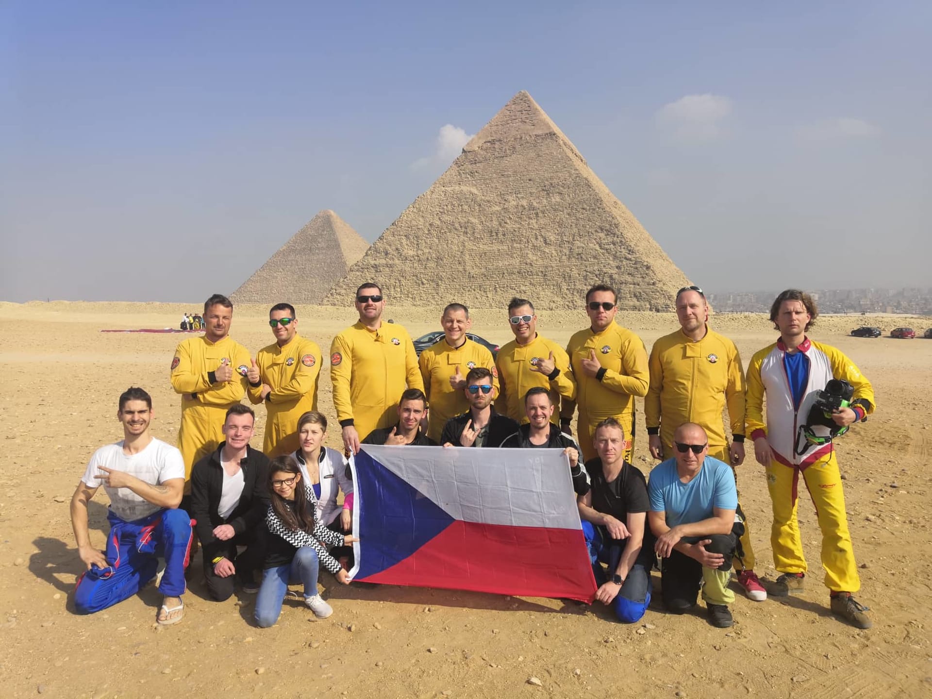 Česká vlajka zavlála u egyptských pyramid