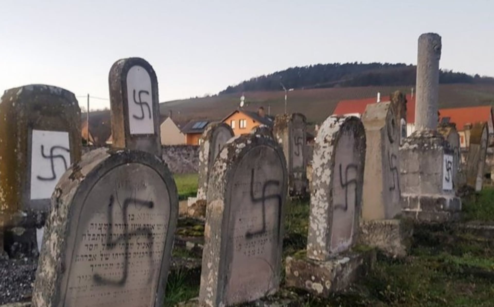 Znesvěcené náhrobní kameny na židovském hřbitově ve městě Westhoffen