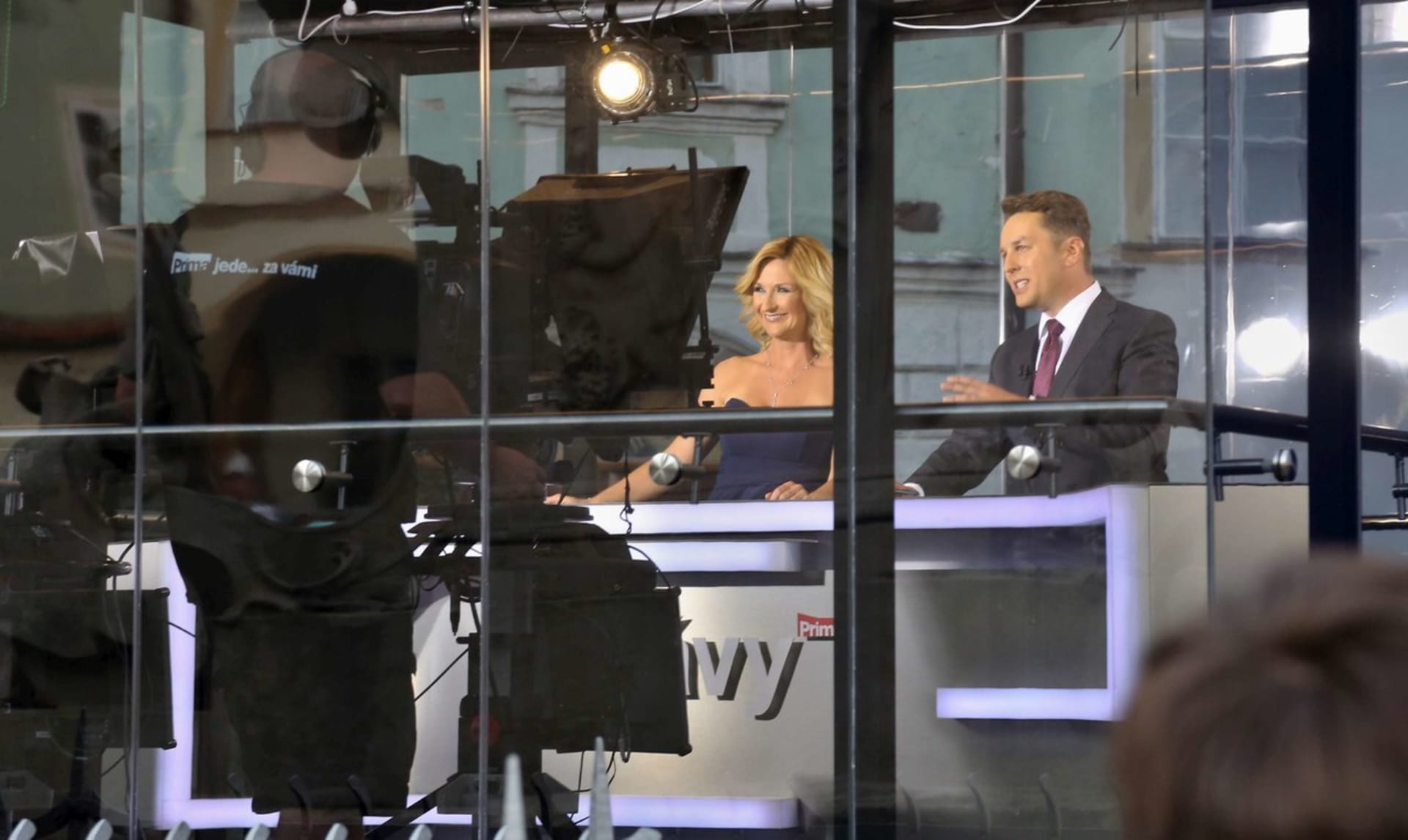Moderátoři Terezie Kašparovská a Tomáš Hauptvogel při přímém přenosu Zpráv FTV Prima z Mikulova