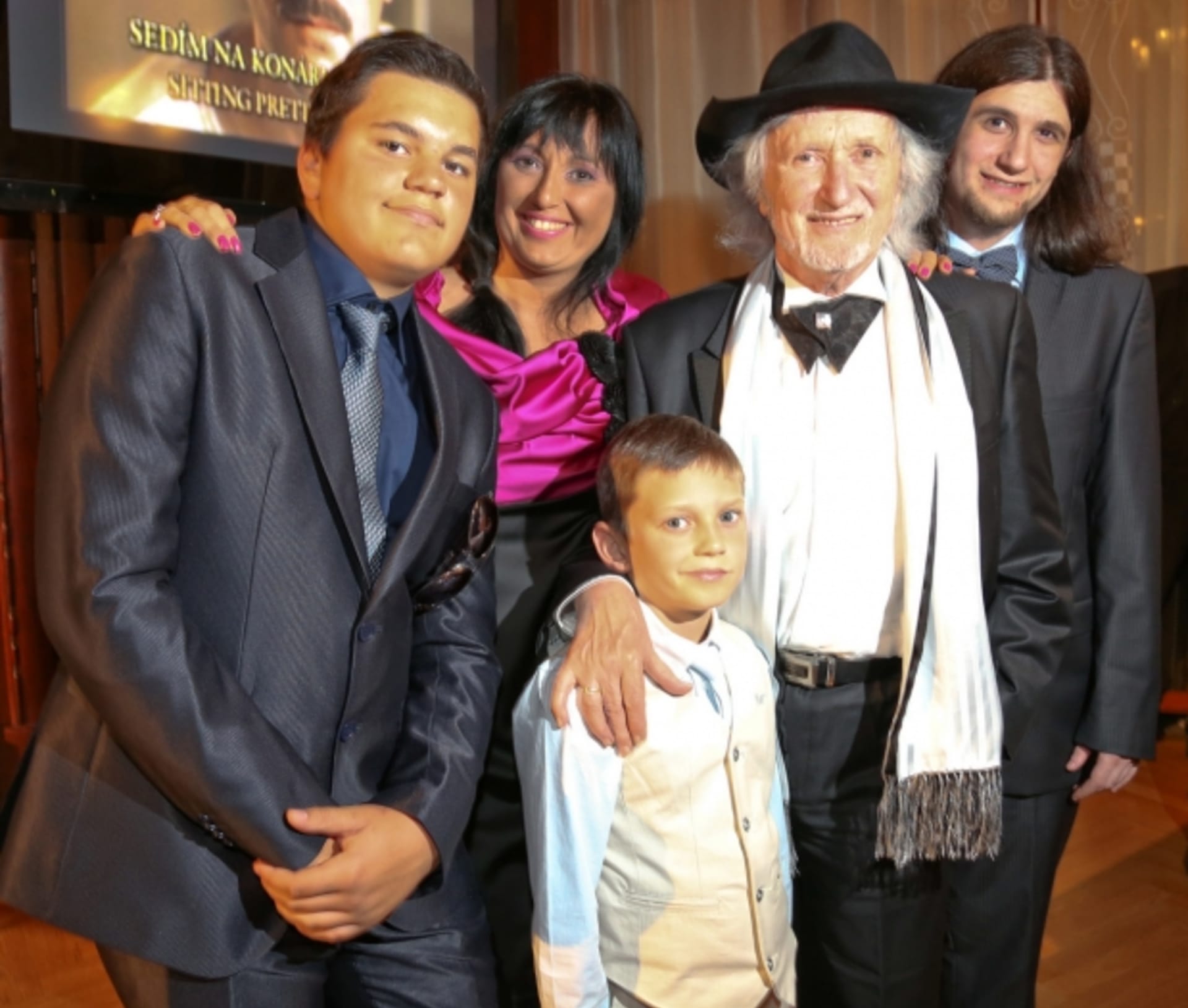 Juraj Jakubisko se svými dětmi Žanetou a Jorikem (vpravo) a vnoučaty