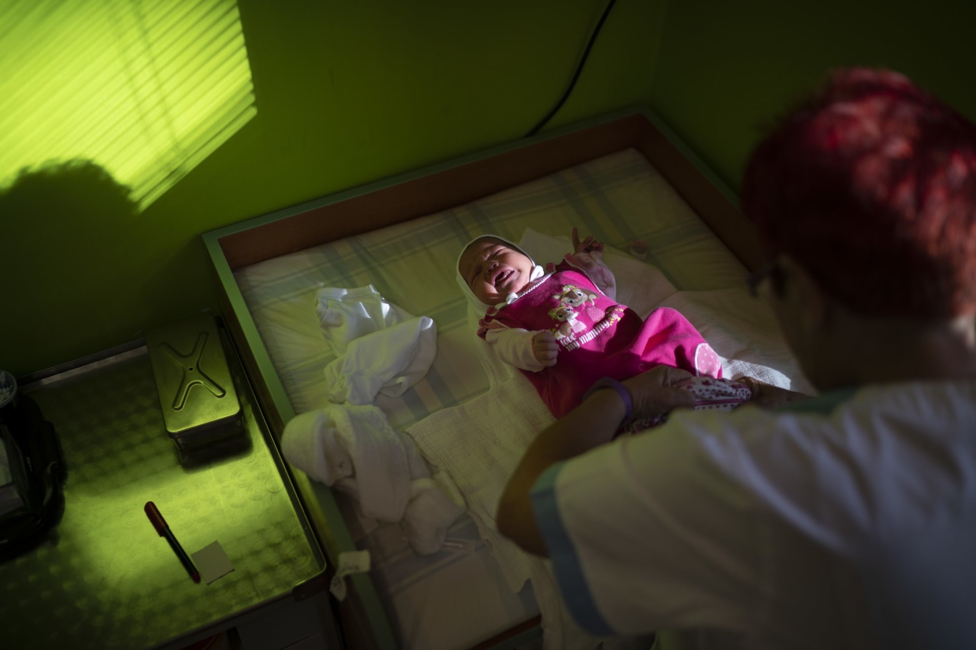 Romské matky na Slovensku drží po porodu v nemocnici i proti jejich vůli, píše agentura AP