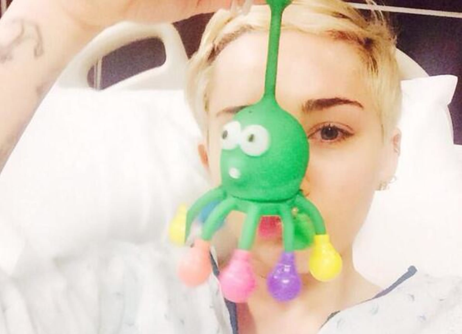 Miley v nemocnici humor neztrácí