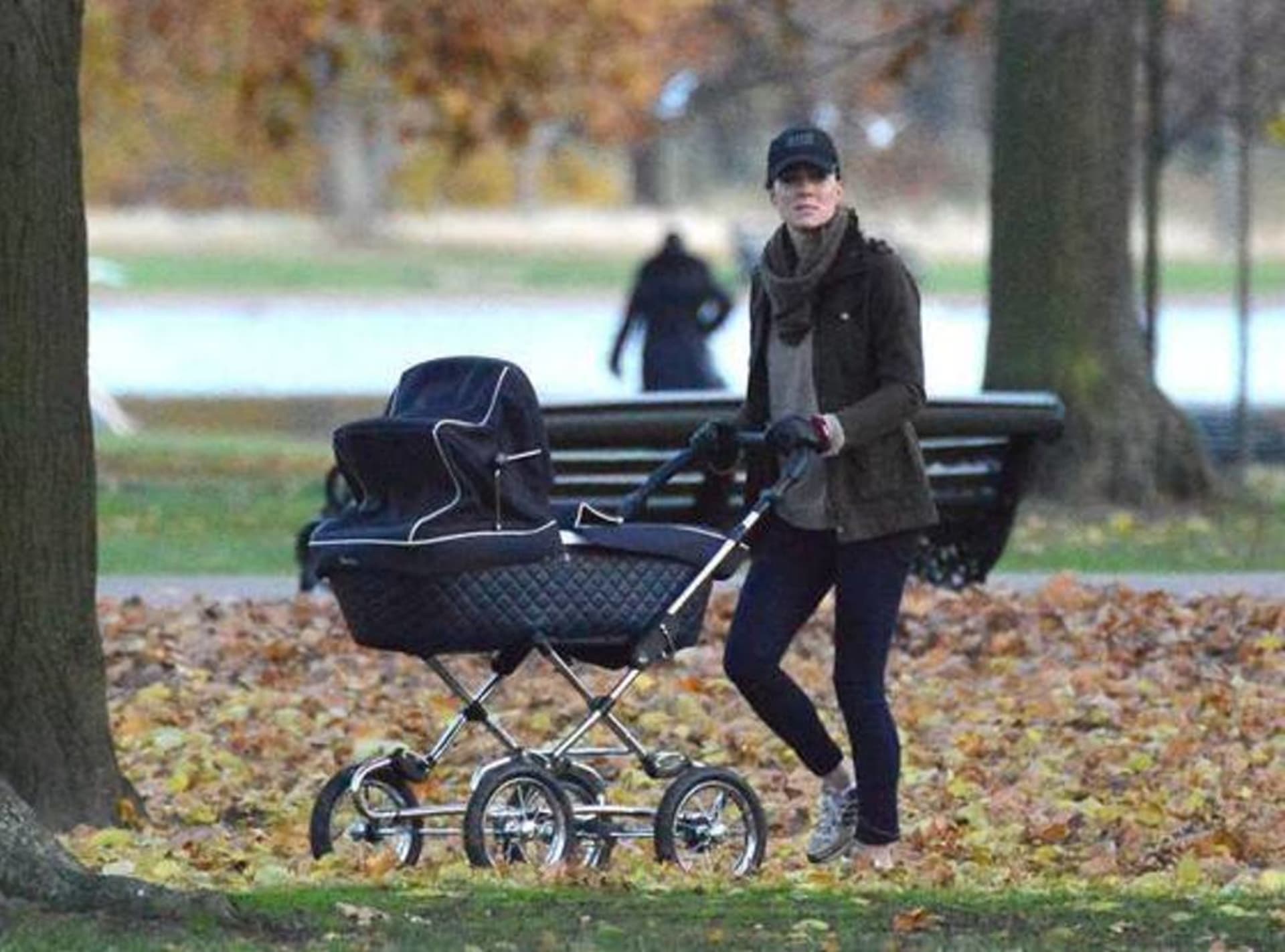 Kate Middleton je i na procházce se synem velmi sexy