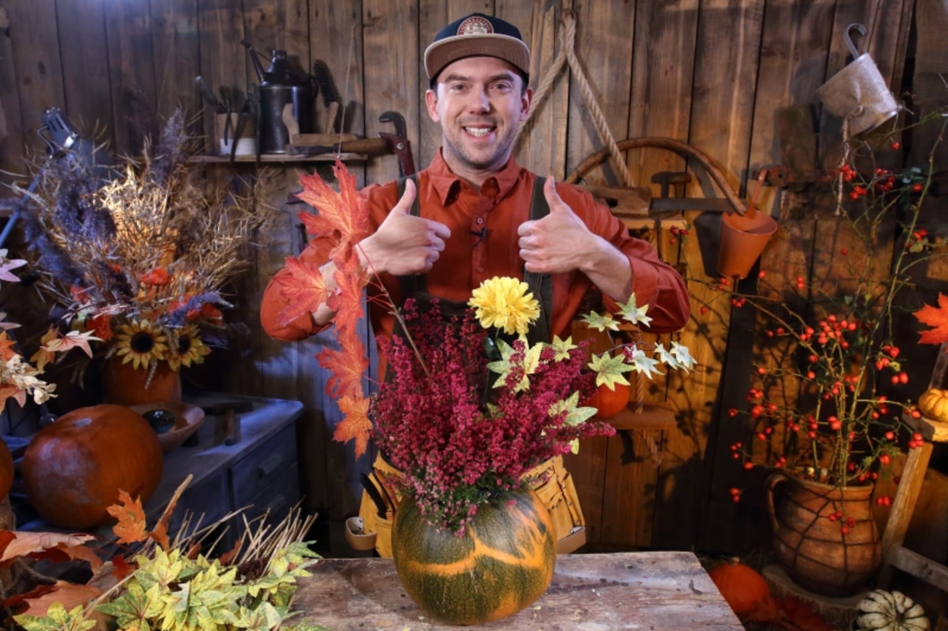 Z dýně můžete vyrobit třeba vázu s podzimními květinami
