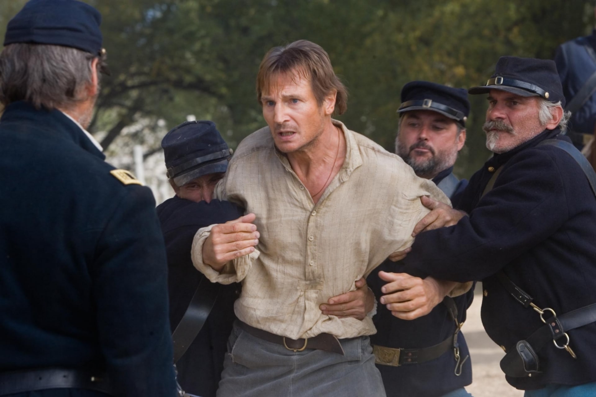 Liam Neeson jako plukovník Carver