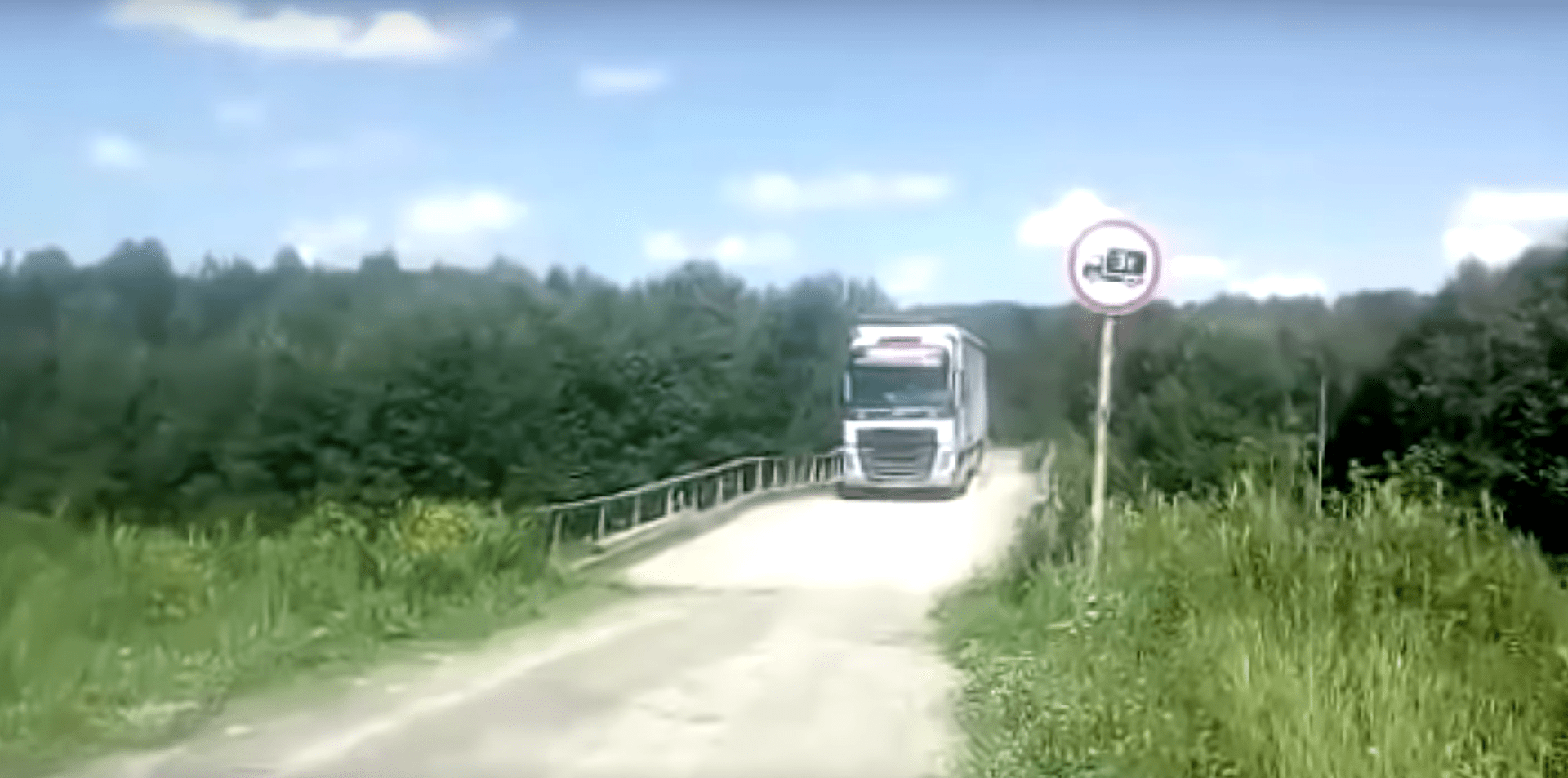 Omezení byla řidiči kamionu fuk: Most se zhroutil jak domeček z karet