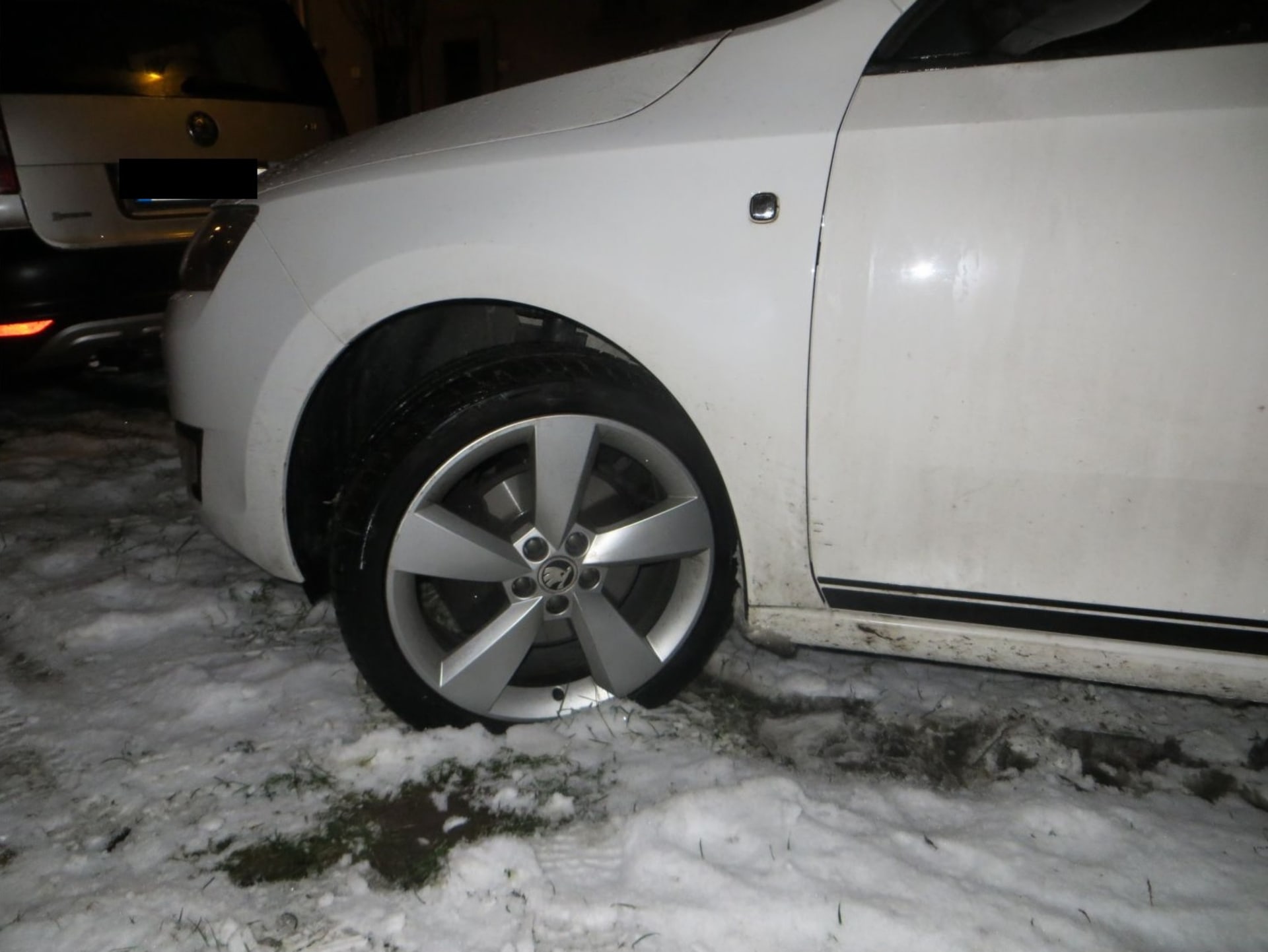 Vandal propíchal pneumatiky u aut v Brně