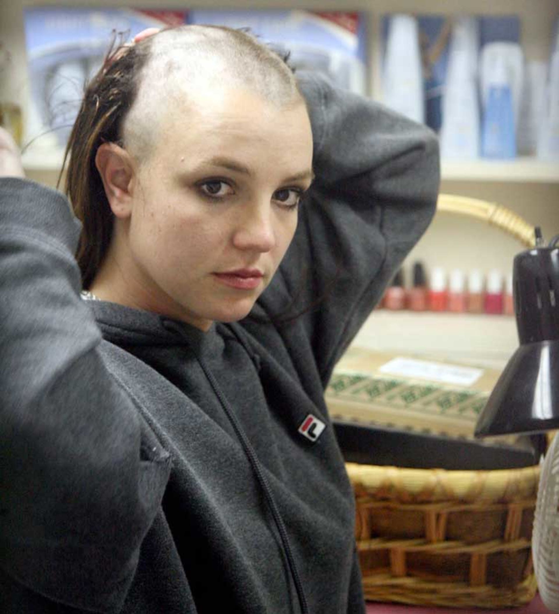 Zpěvačka Britney Spears si v drogovém opojení oholila vlasy