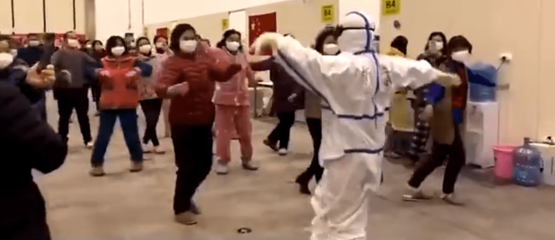 Nemocnice ve Wu-chanu se dala do pohybu. Personál i pacienti tancují.