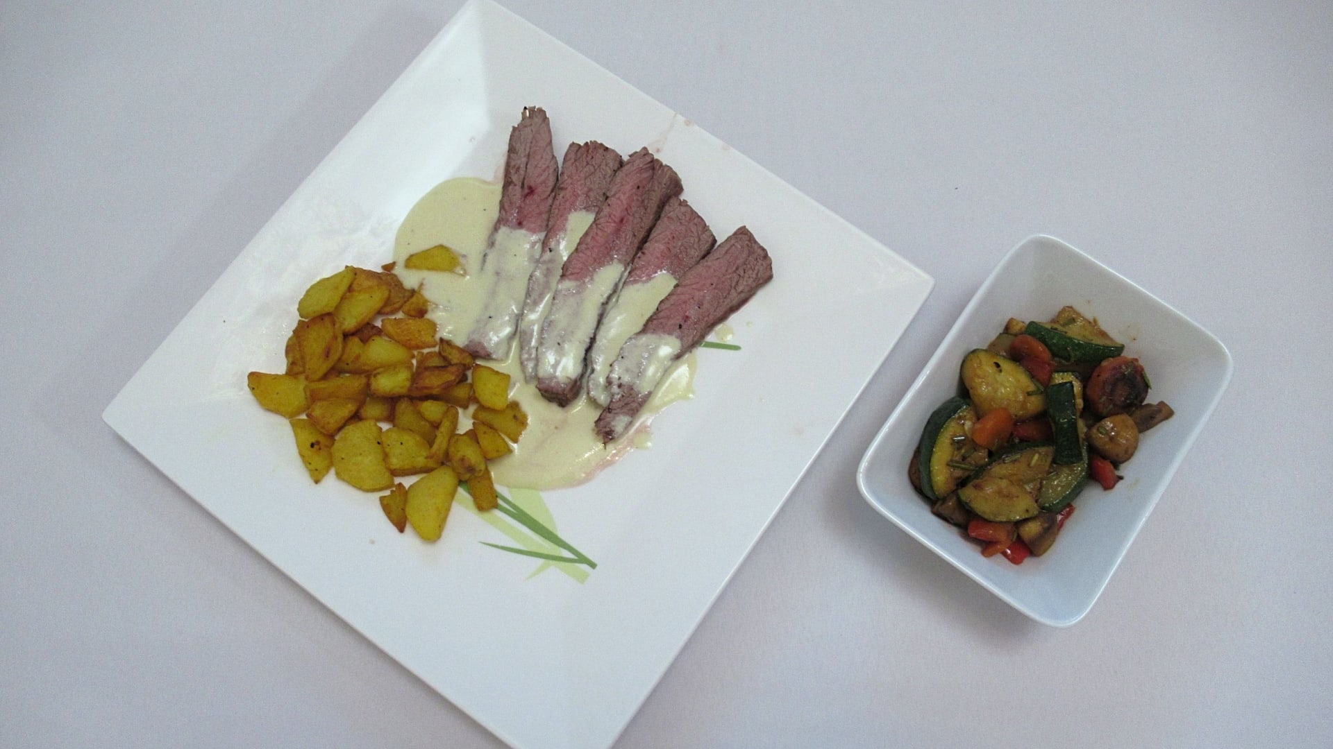 Hovězí flank steak s pepřovou omáčkou, opečené brambory, grilovaná zelenina