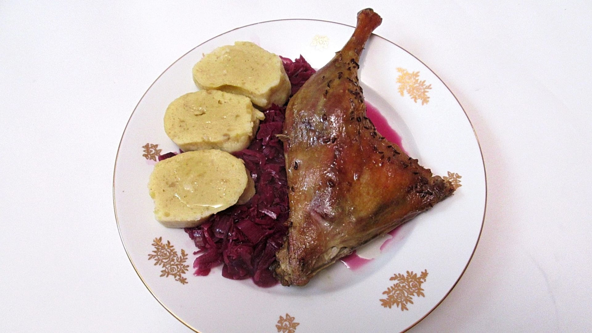 Kachní stehna s červeným zelím a bramborový knedlík