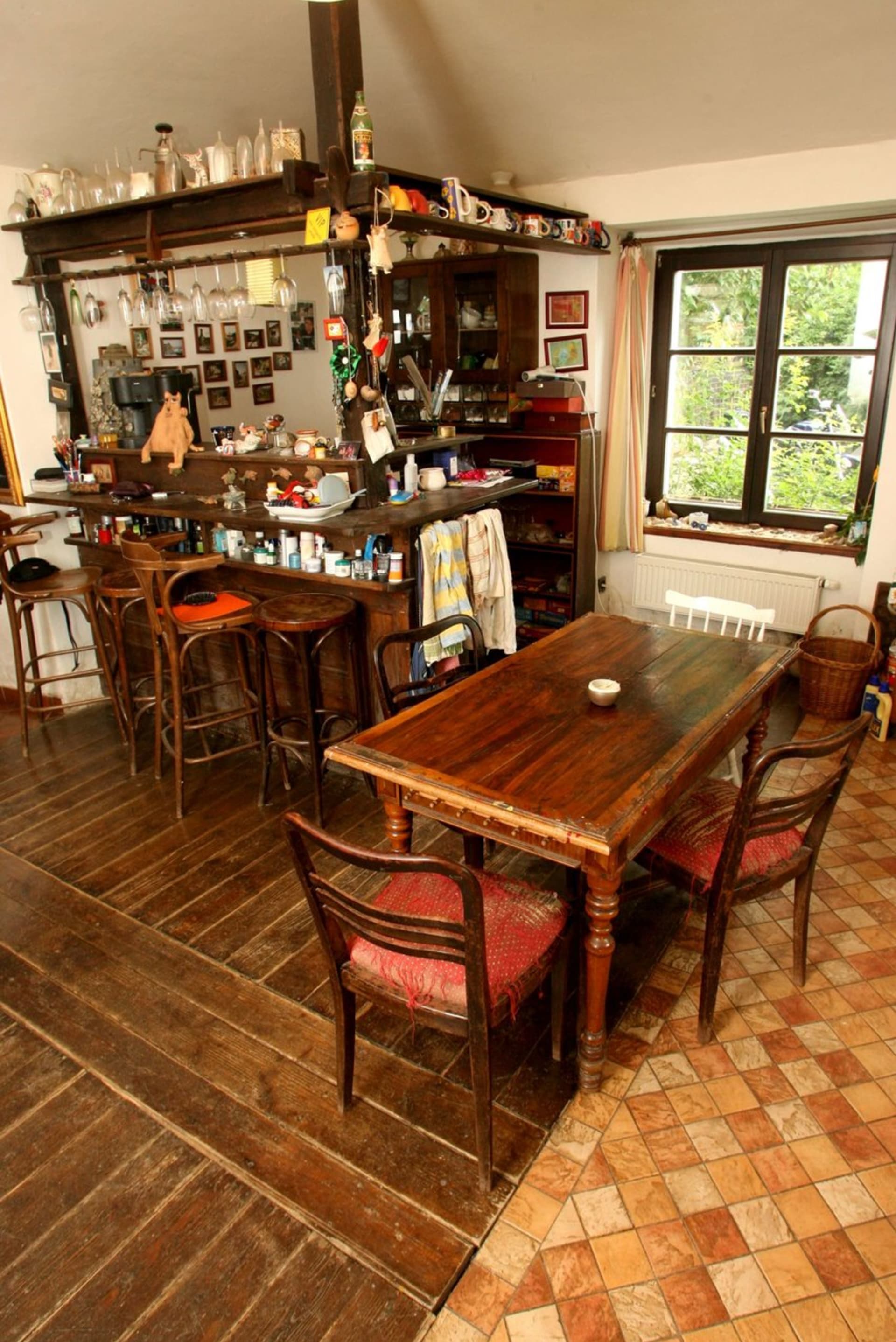 Kuchyni dominuje bar, který si herec vyrobil vlastnoručně