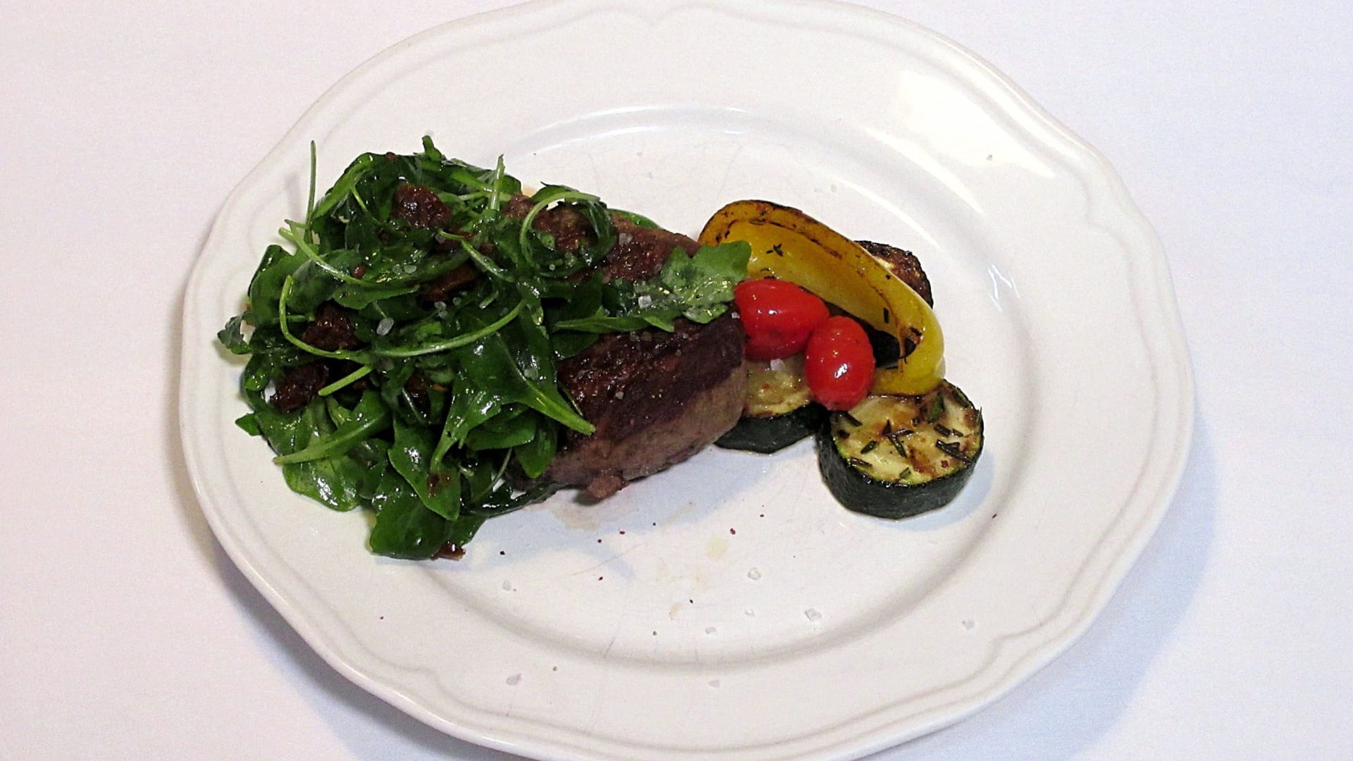 Steak s rukolovým salátem se sušenými rajčaty a grilovanou zeleninou