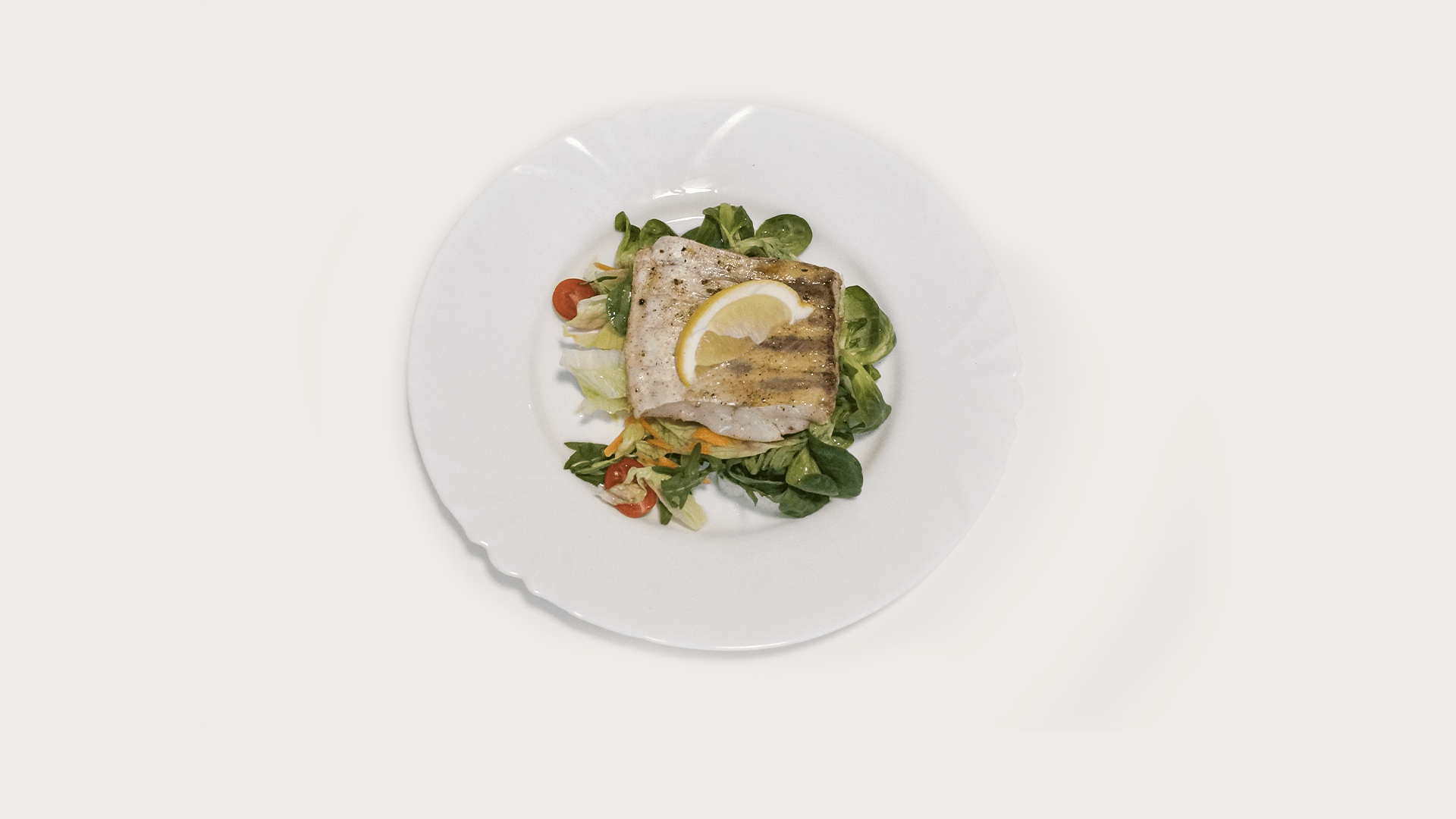 Rybička na grilu s lehkým salátem