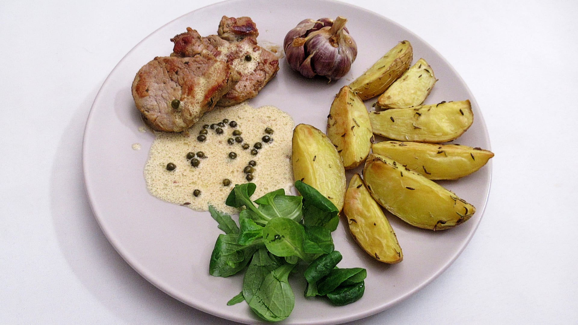 Vepřová panenka s pepřovou omáčkou, pečeným česnekem a brambory