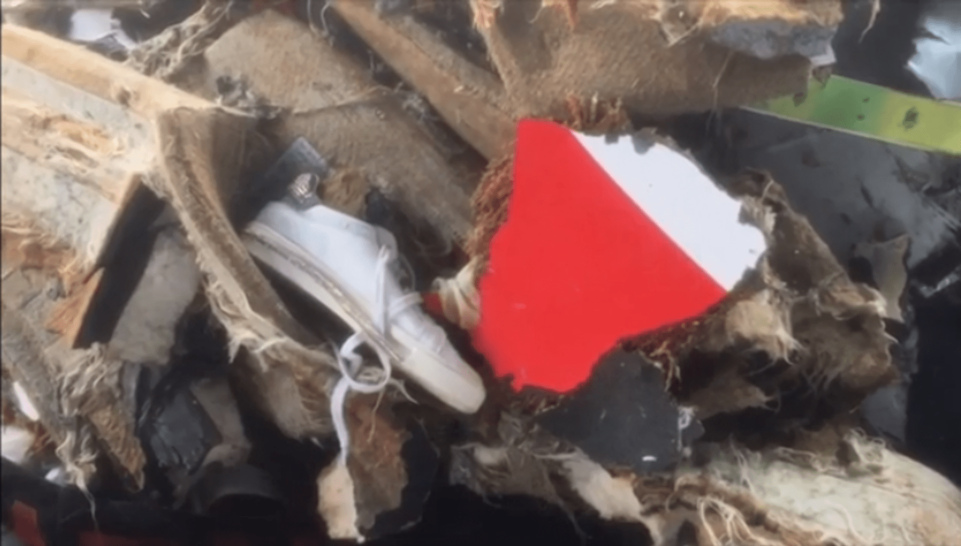 bota a trosky ze zříceného letadla Lion Air