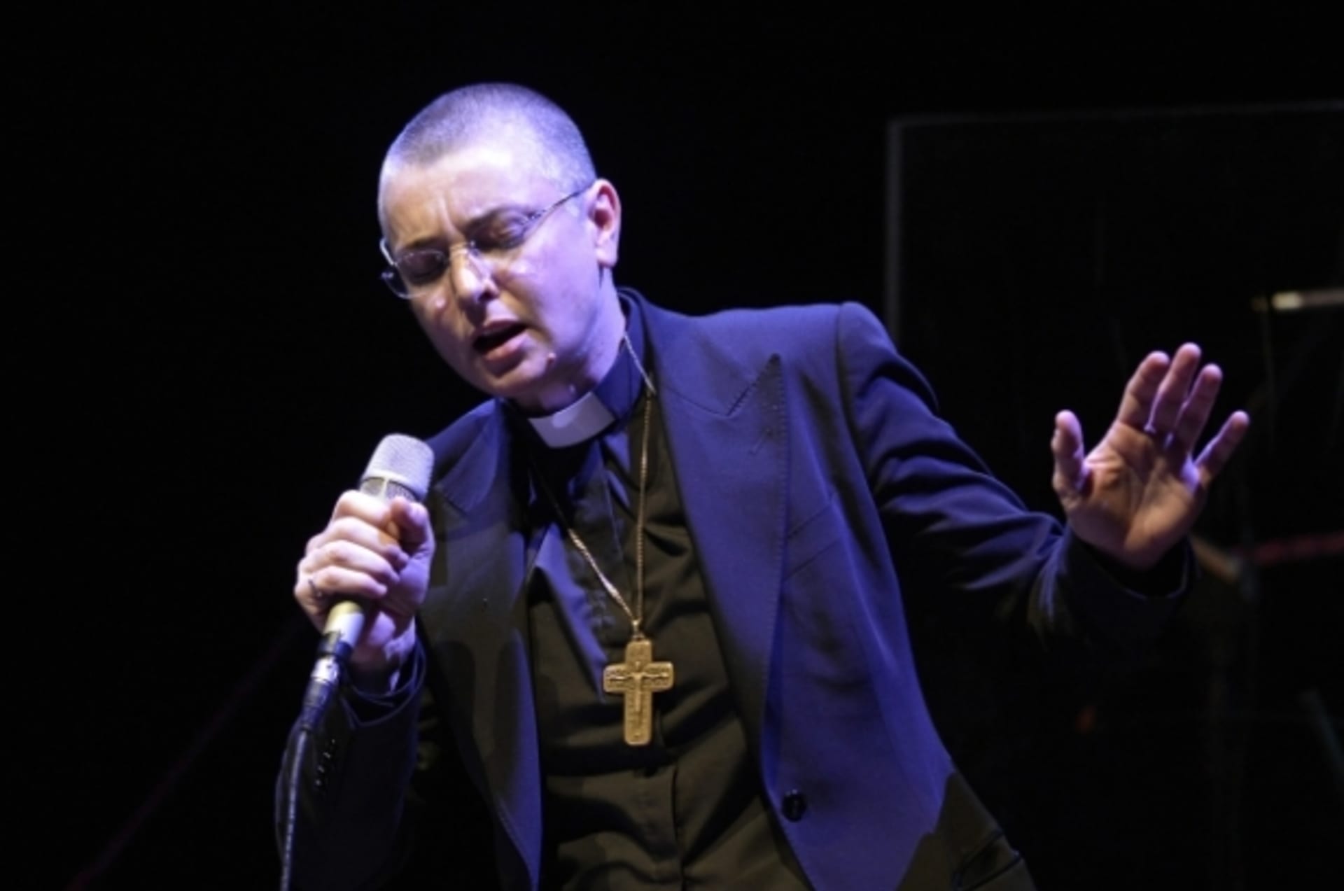 Sinéad O'Connor se na koncert v Římě oblékla jako farář