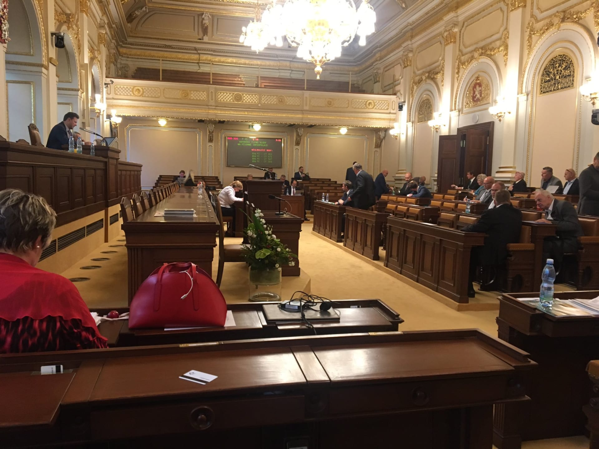 „Ve vládní lavici narváno jak na přednášce od 8 ráno.“ Poslanci reagují na účast při jednání o žalobě na Zemana